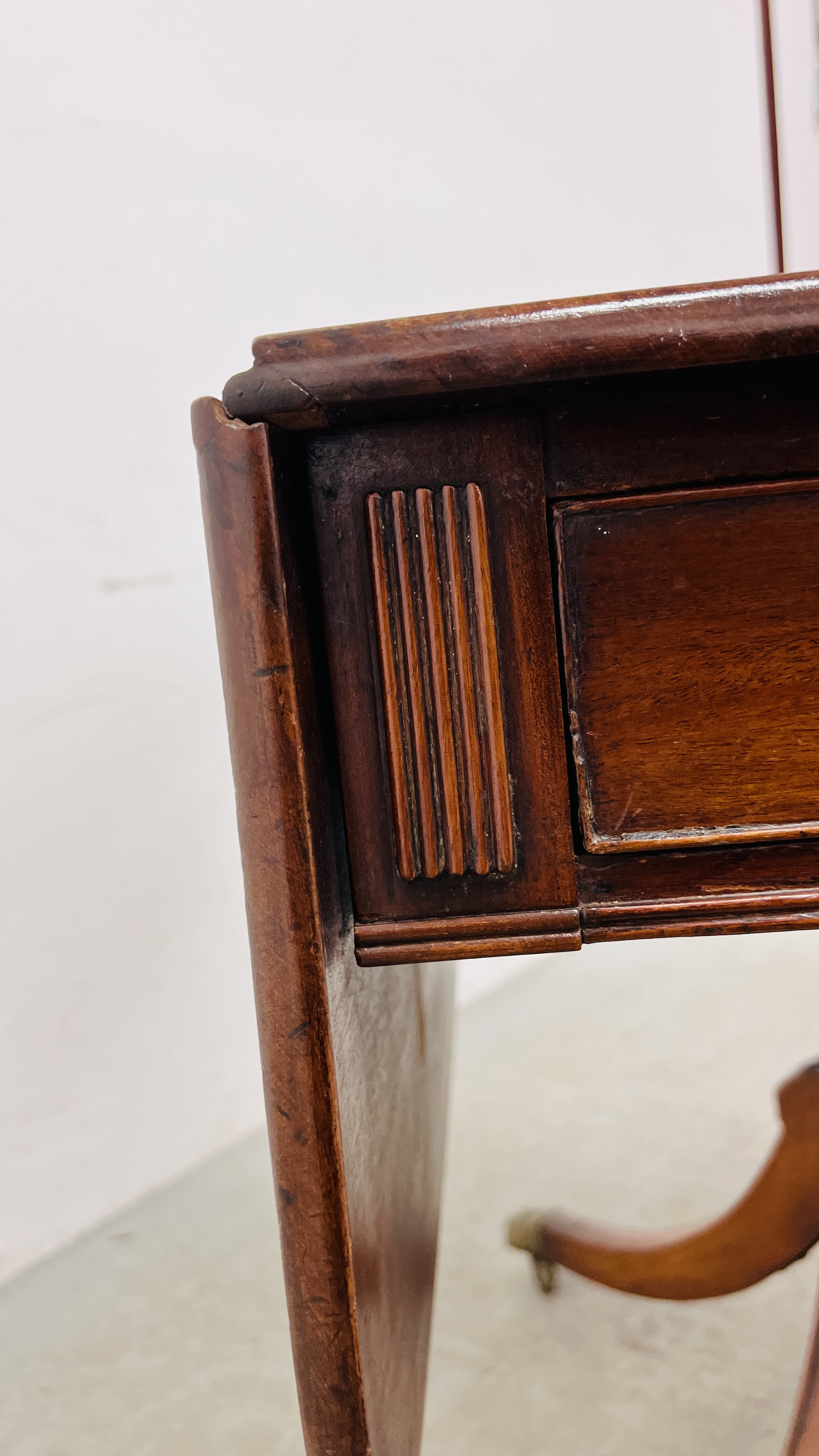 A REGENCY MAHOGANY DROP LEAF PEDESTAL TABLE, THE TWO DRAWERS ABOVE OUTSWEPT LEGS, - Image 11 of 14