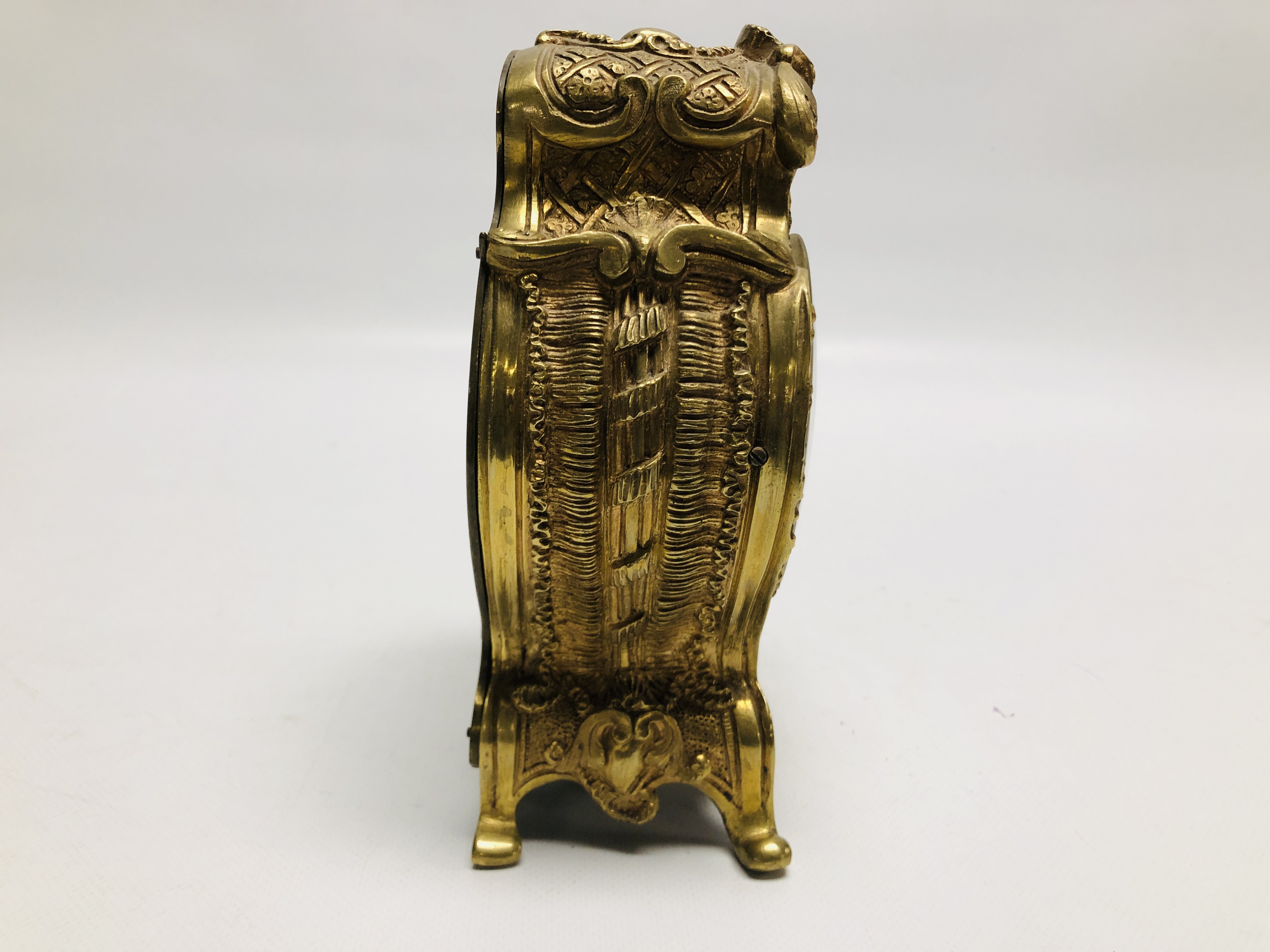 A BRASS MANTEL TIMEPIECE THE MOVEMENT STRIKING ON A BELL HEIGHT 20CM. - Image 8 of 8