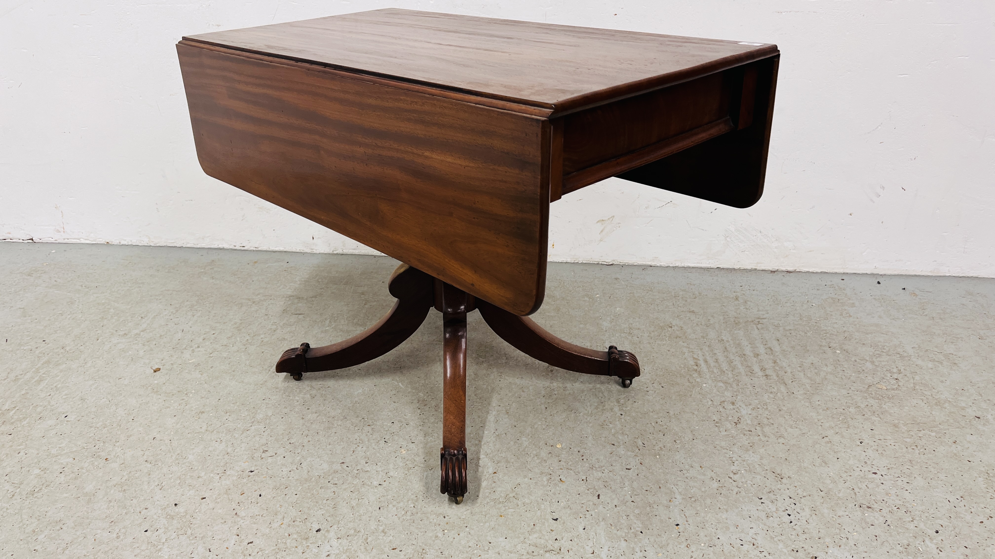 A REGENCY MAHOGANY DROP LEAF PEDESTAL TABLE ON HIPPED OUTSWEPT LEGS, WIDTH 102CM.