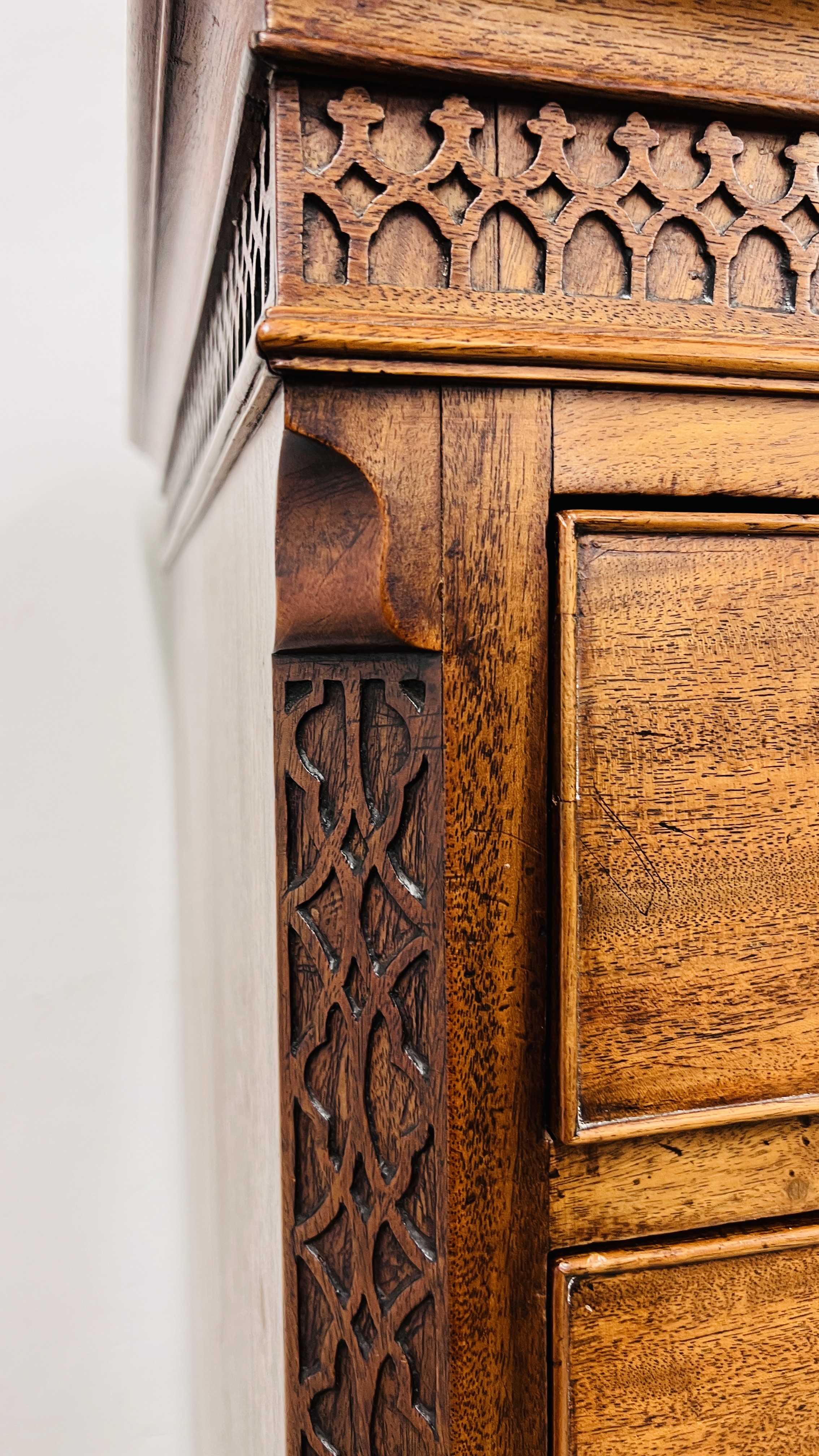 A GEORGE III MAHOGANY TALLBOY TWO SHORT OVER FIVE LONG DRAWERS, ORIGINAL HANDLES WIDTH 115CM. - Image 18 of 32