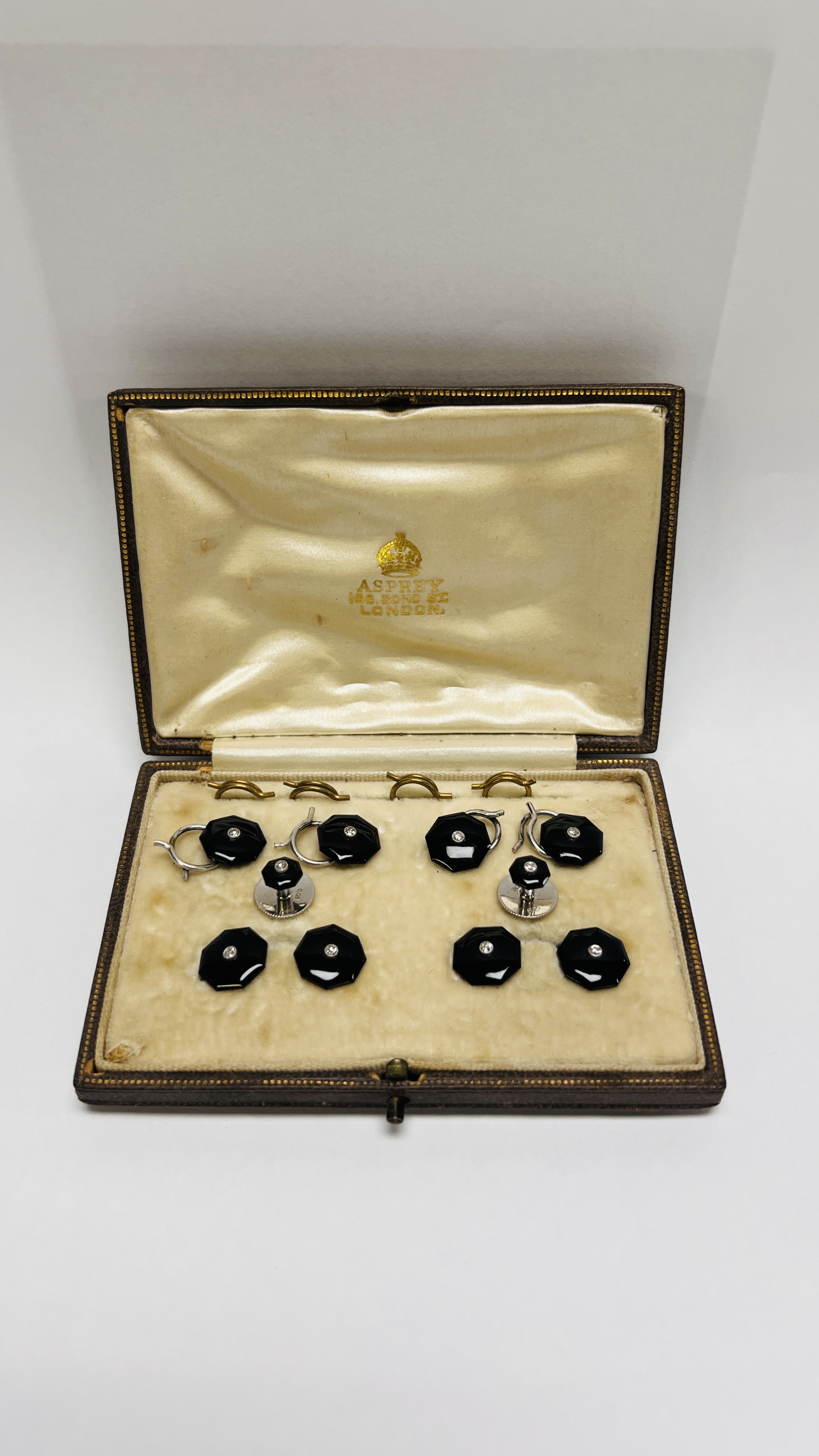 A VINTAGE DRESS SET IN AN ASPREY OF LONDON FITTED CASE, COMPRISING OF A PAIR OF CUFF LINKS,