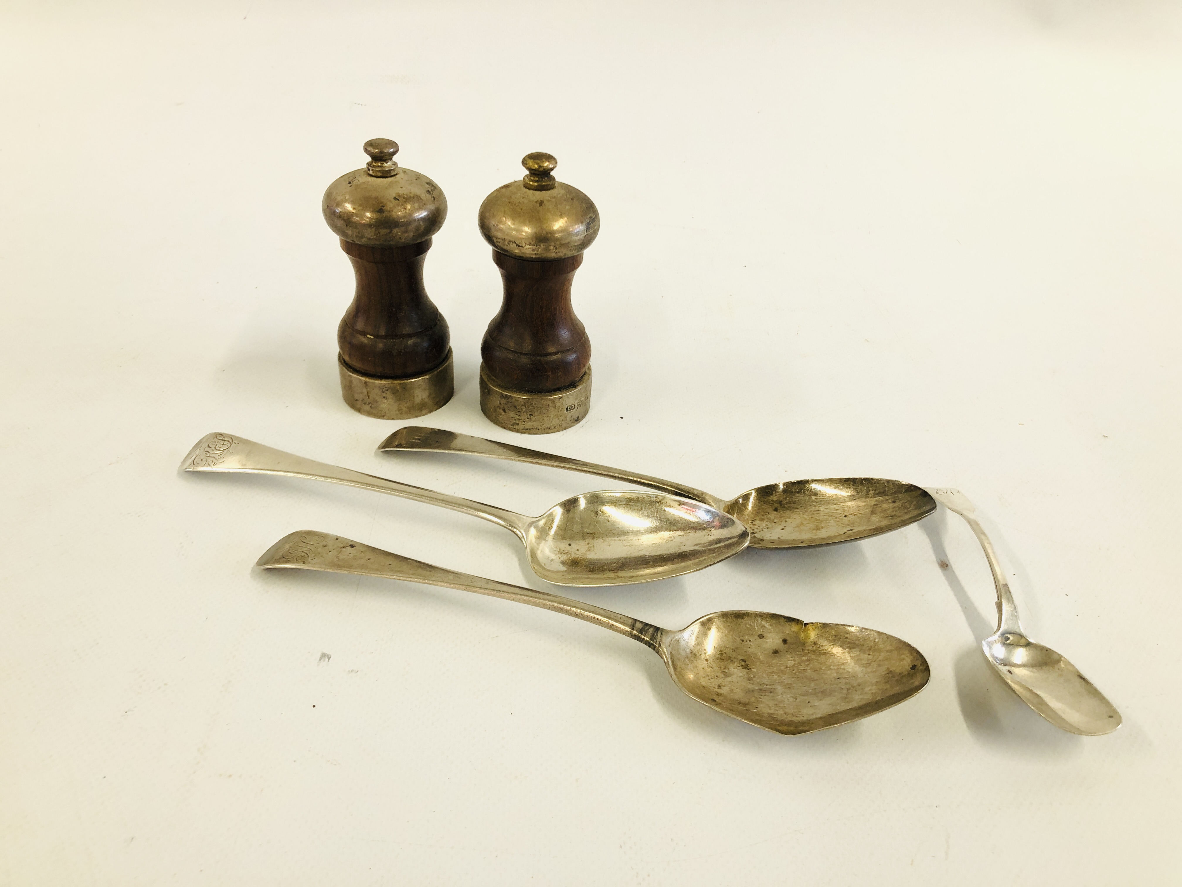 PAIR OF VINTAGE SALT AND PEPPER MILLS LONDON ASSAY PLUS A GROUP OF THREE SILVER SERVING SPOONS,