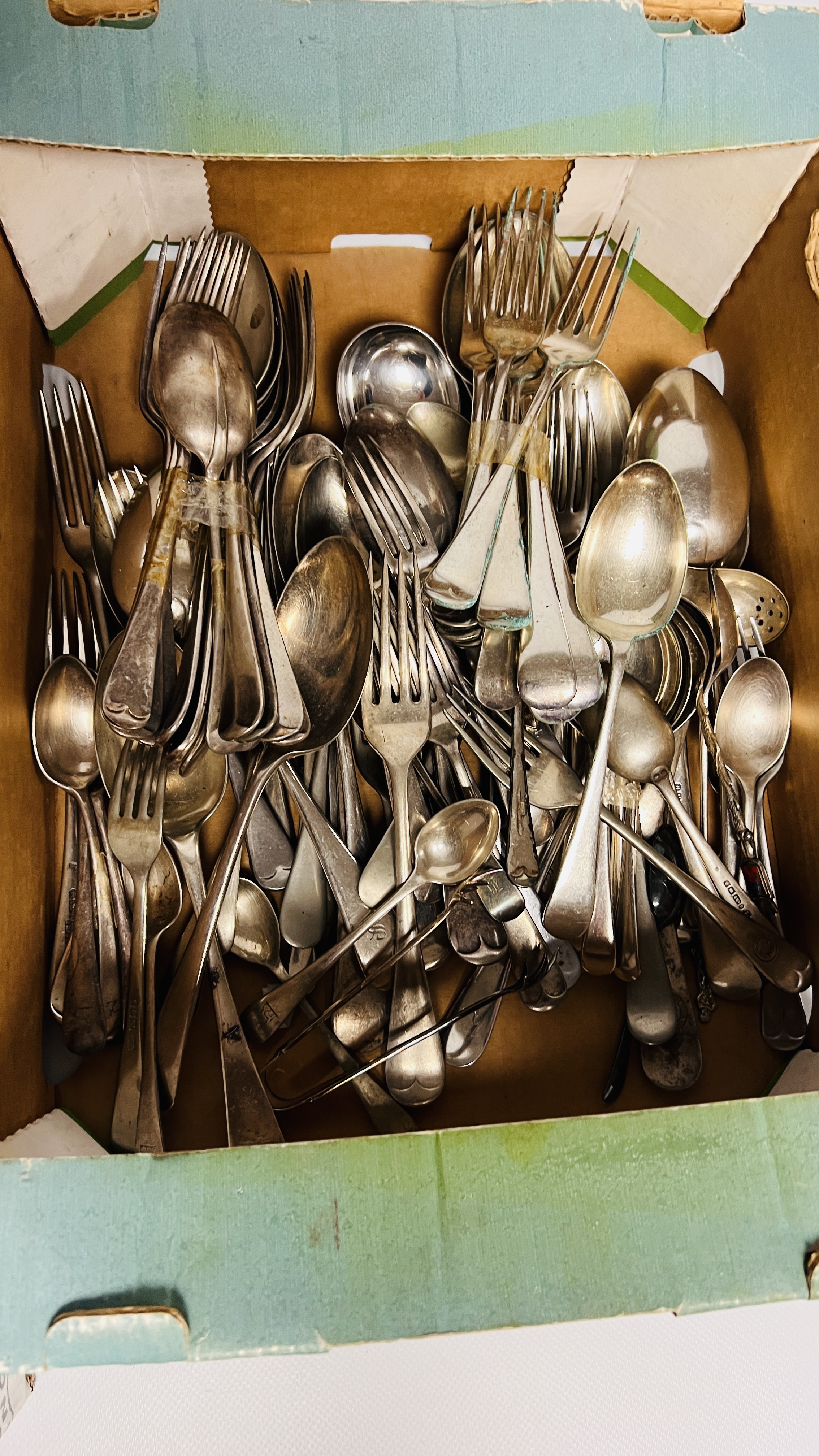 AN EXTENSIVE COLLECTION OF ASSORTED LOOSE SILVER PLATED CUTLERY IN 6 BOXES - Image 7 of 7
