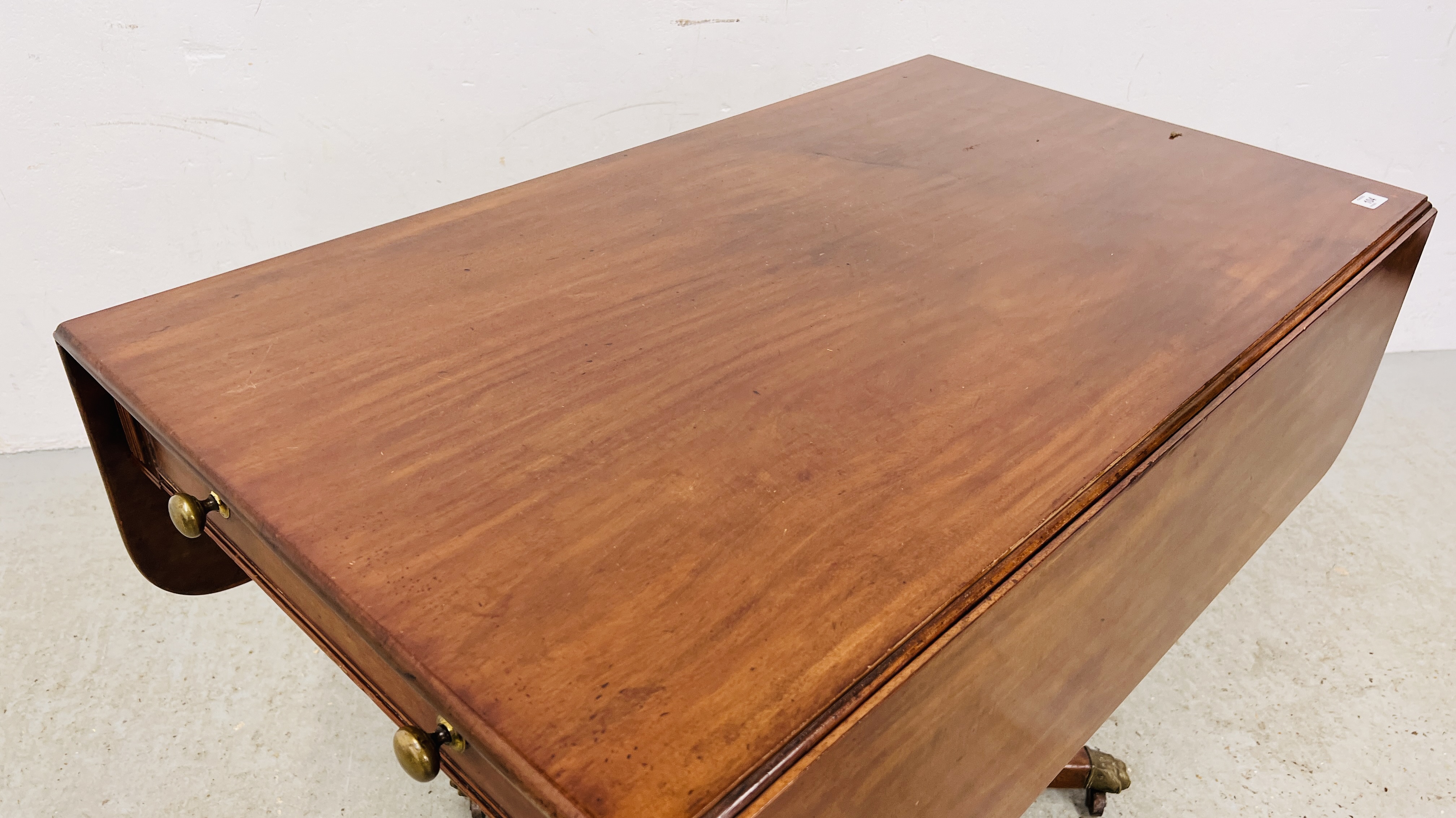 A REGENCY MAHOGANY DROP LEAF PEDESTAL TABLE, THE TWO DRAWERS ABOVE OUTSWEPT LEGS, - Image 4 of 14