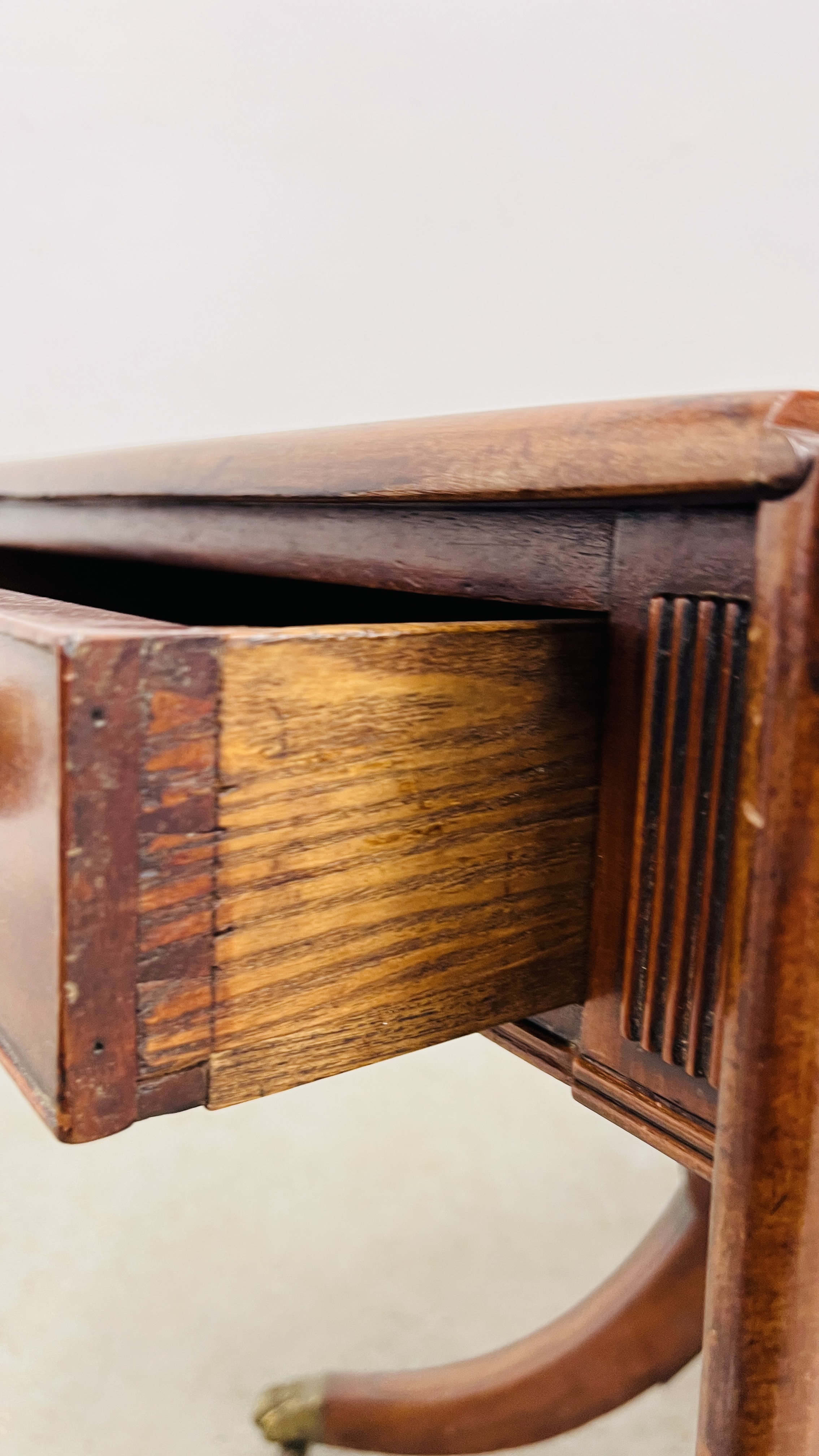 A REGENCY MAHOGANY DROP LEAF PEDESTAL TABLE, THE TWO DRAWERS ABOVE OUTSWEPT LEGS, - Image 9 of 14