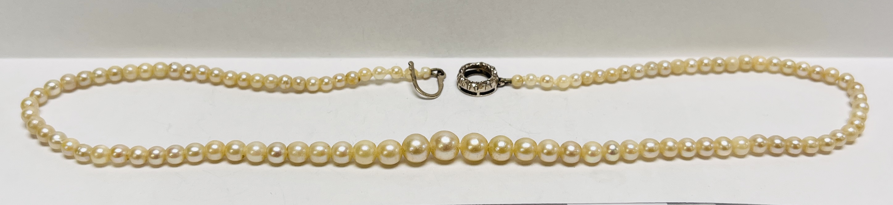 A VINTAGE SILVER STRAND PEARL NECKLACE LENGTH 40CM.