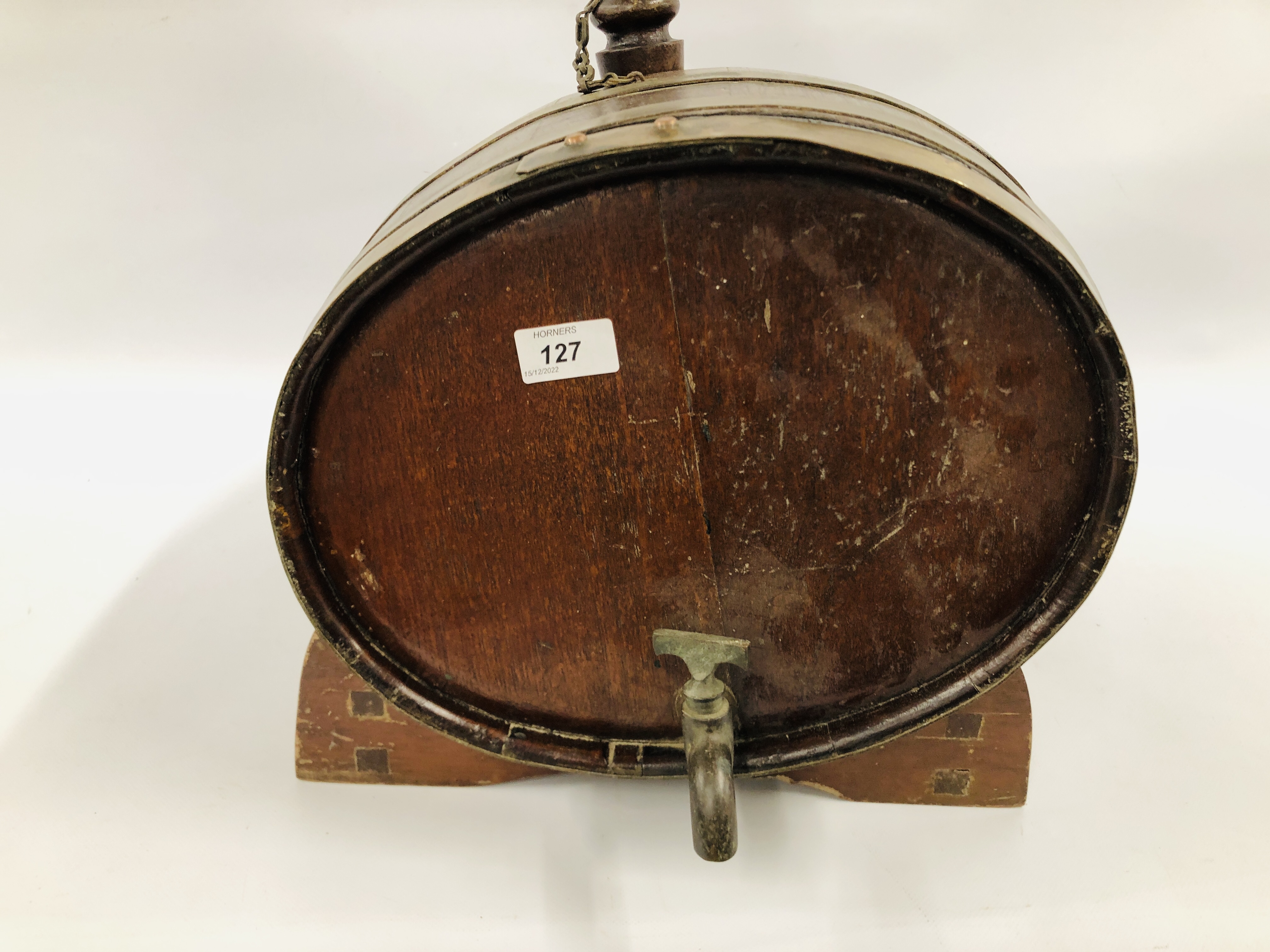 A VINTAGE OAK BRASS BOUND BARREL ON STAND WITH TAP. - Image 5 of 6