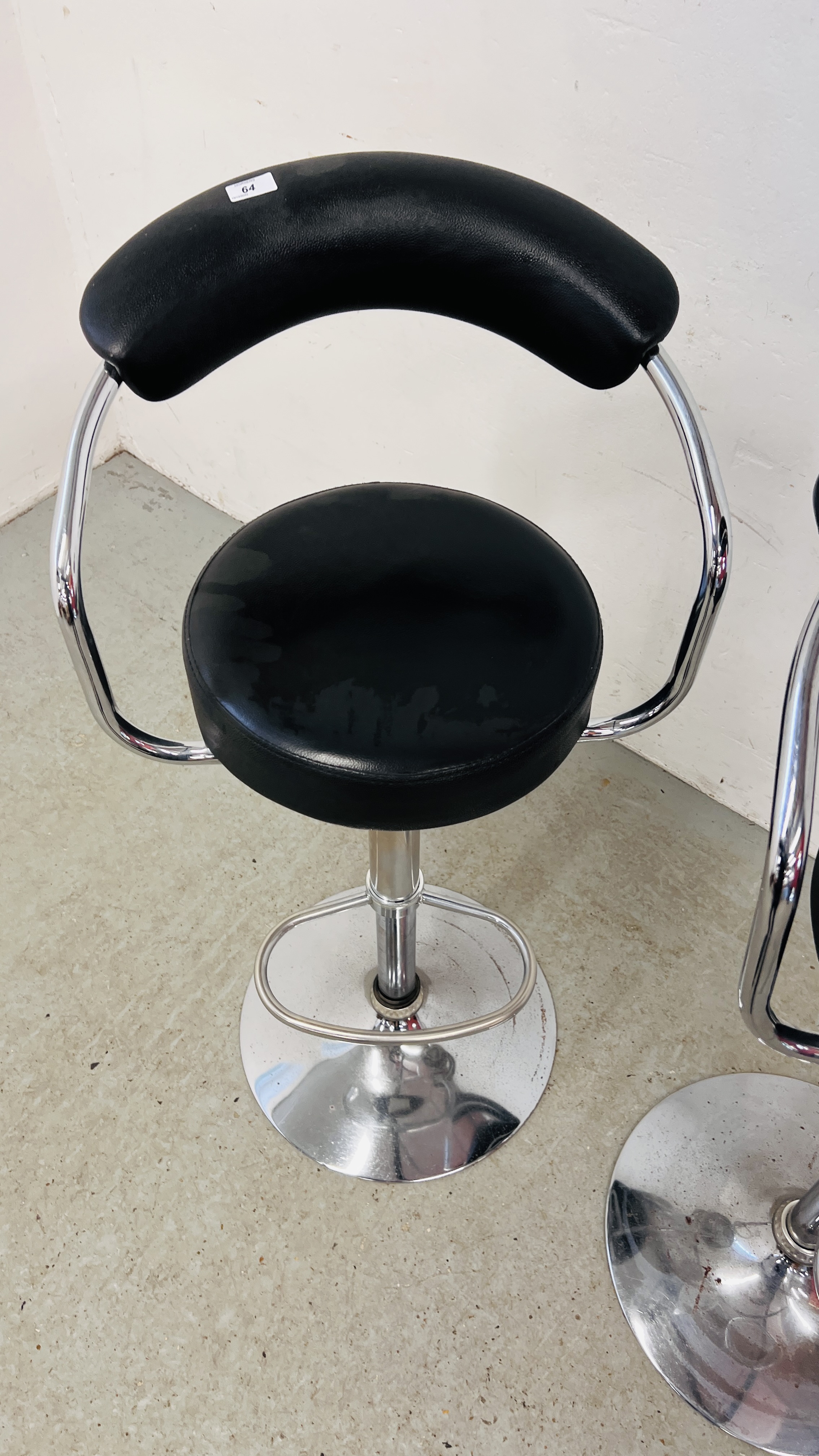 A PAIR OF CHROME FINISH RISE AND FALL BAR STOOLS - Image 4 of 9