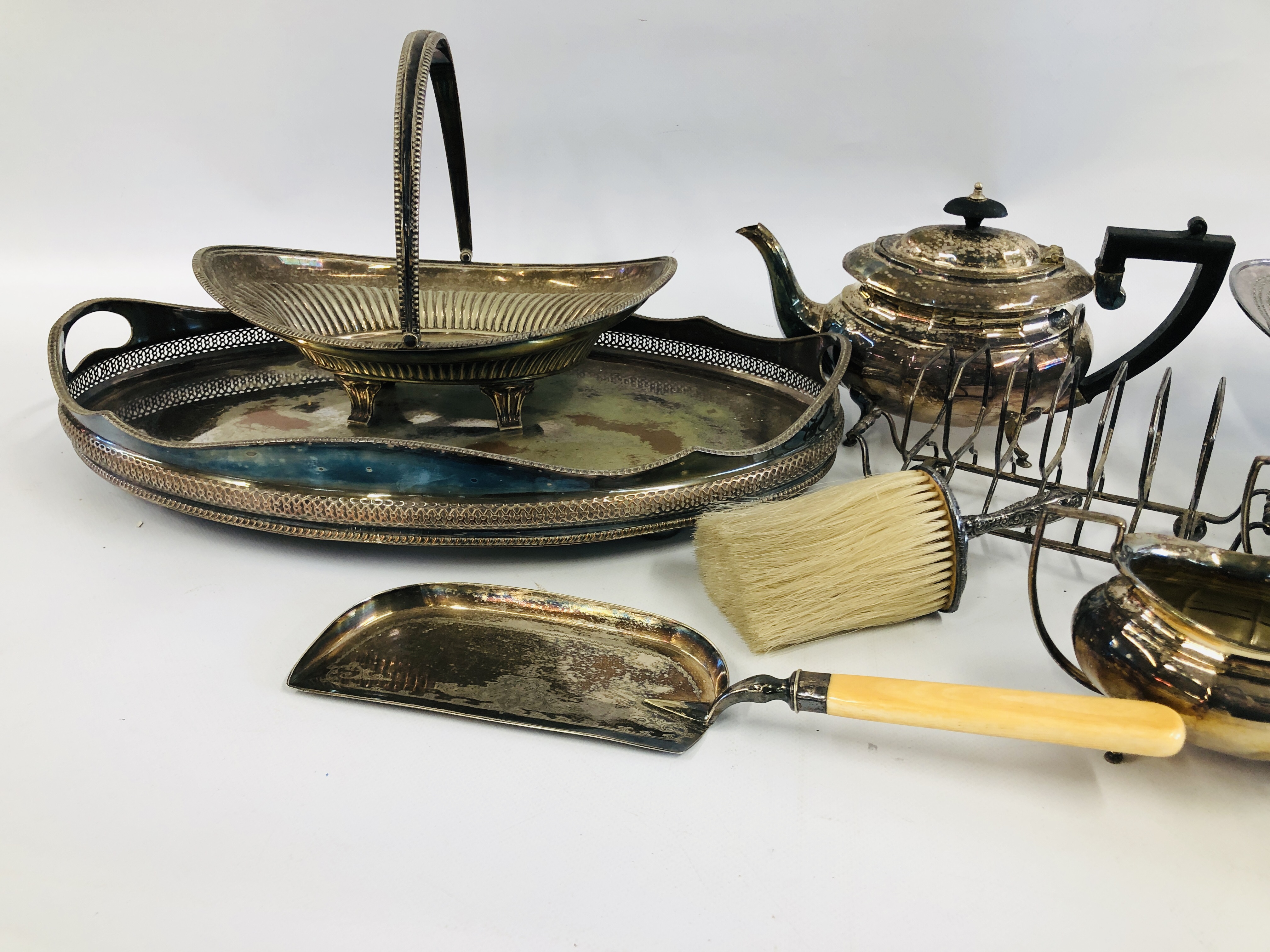 A GROUP OF PLATED WARES TO INCLUDE A FACETED THREE PIECE TEA SET, A SHEFFIELD PLATE COASTER, - Image 5 of 6