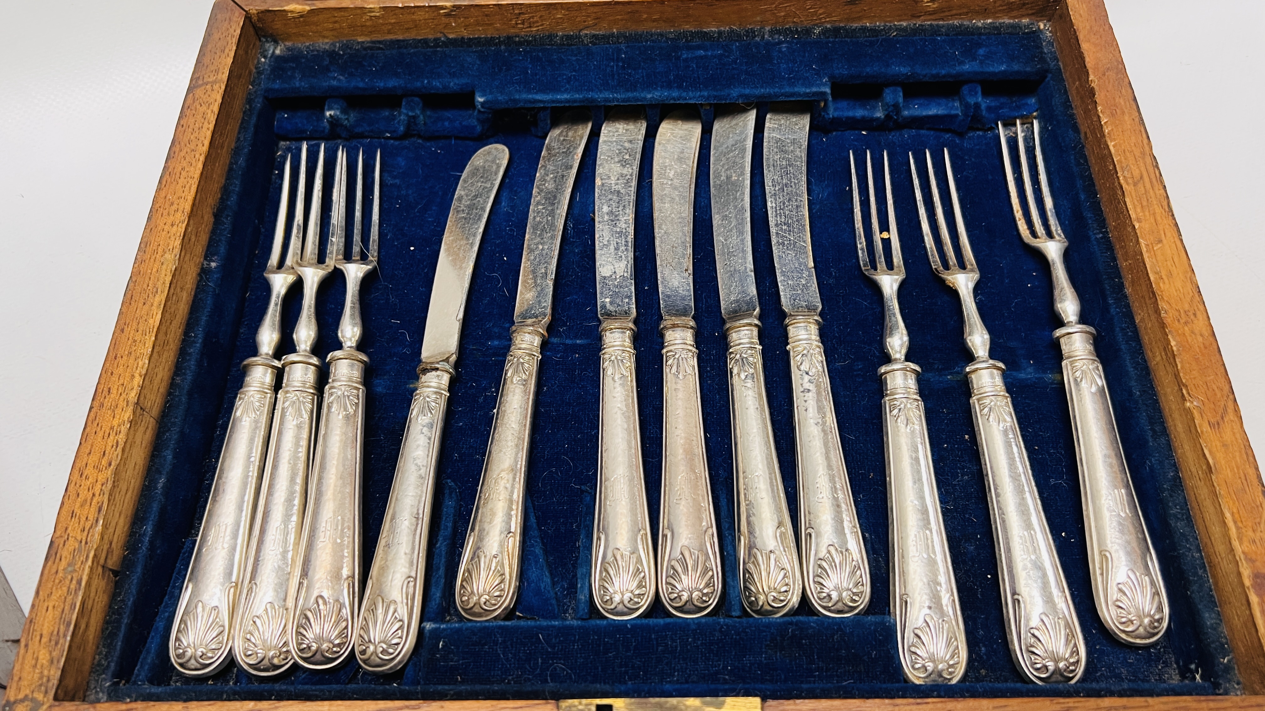 A CASED SET OF PLATED TEA KNIVES AND FORKS WITH MOTHER OF PEARL HANDLES, - Image 4 of 11