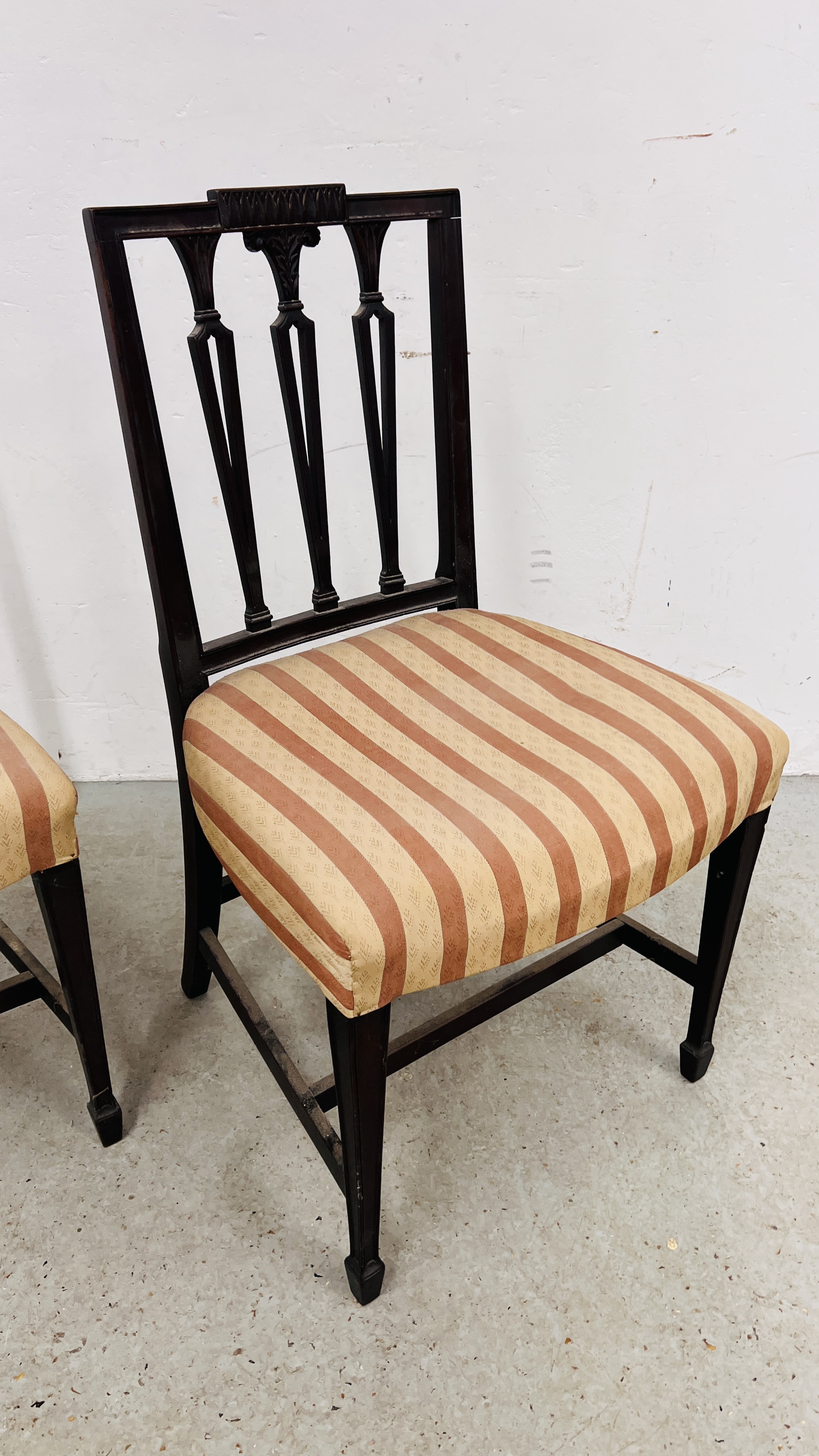 A PAIR OF GEORGE III MAHOGANY DINING CHAIRS IN HEPPLEWHITE STYLE (PINK STRIPED SEATS) - Image 2 of 13