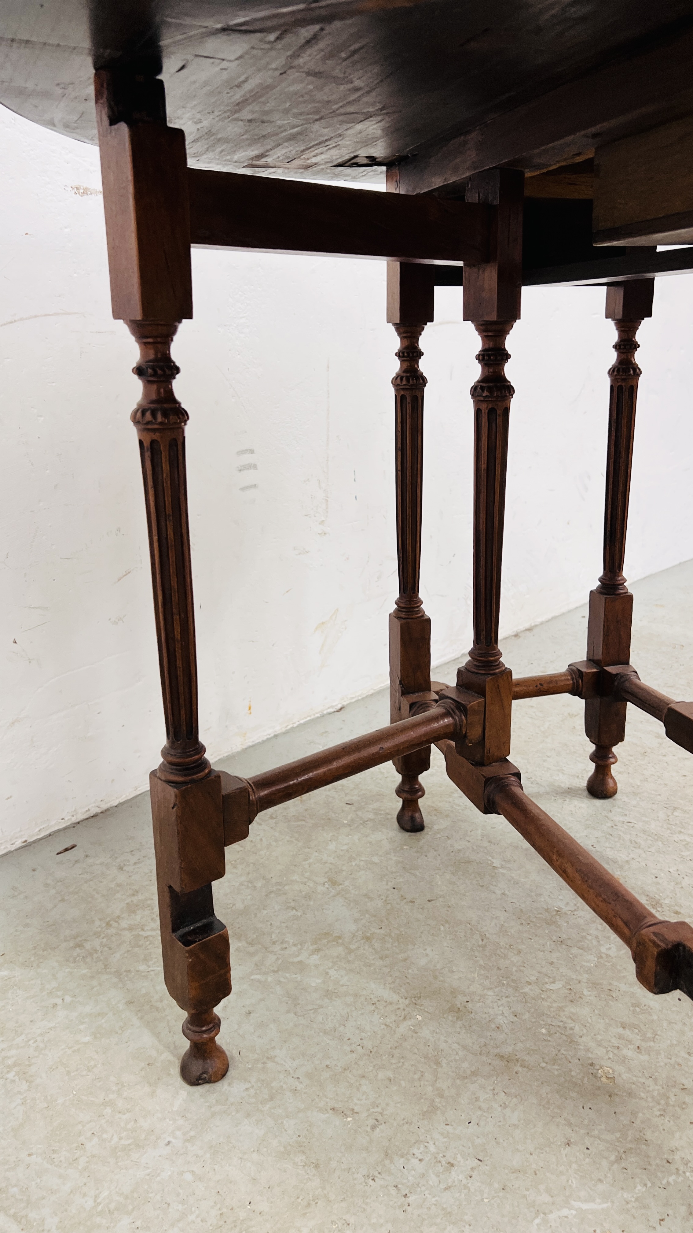 A MAHOGANY GATELEG TABLE, C18TH. AND LATER, EXTENDED 100CM. - Image 15 of 18