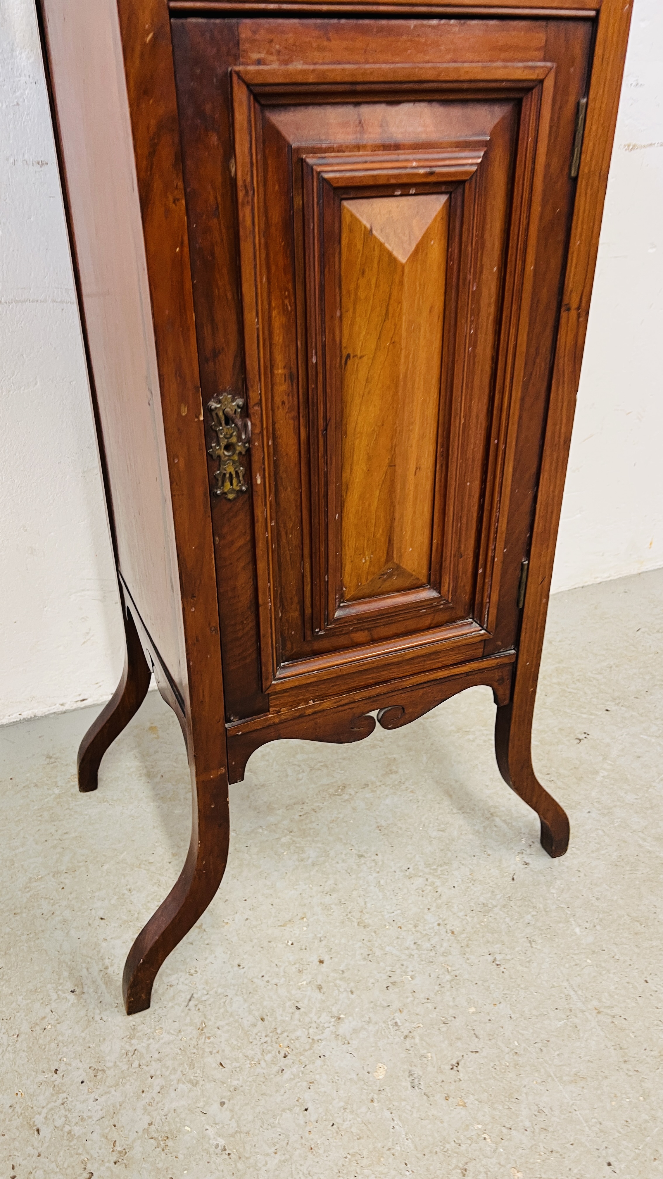 AN EDWARDIAN MAHOGANY TOILET STAND, - Image 4 of 9