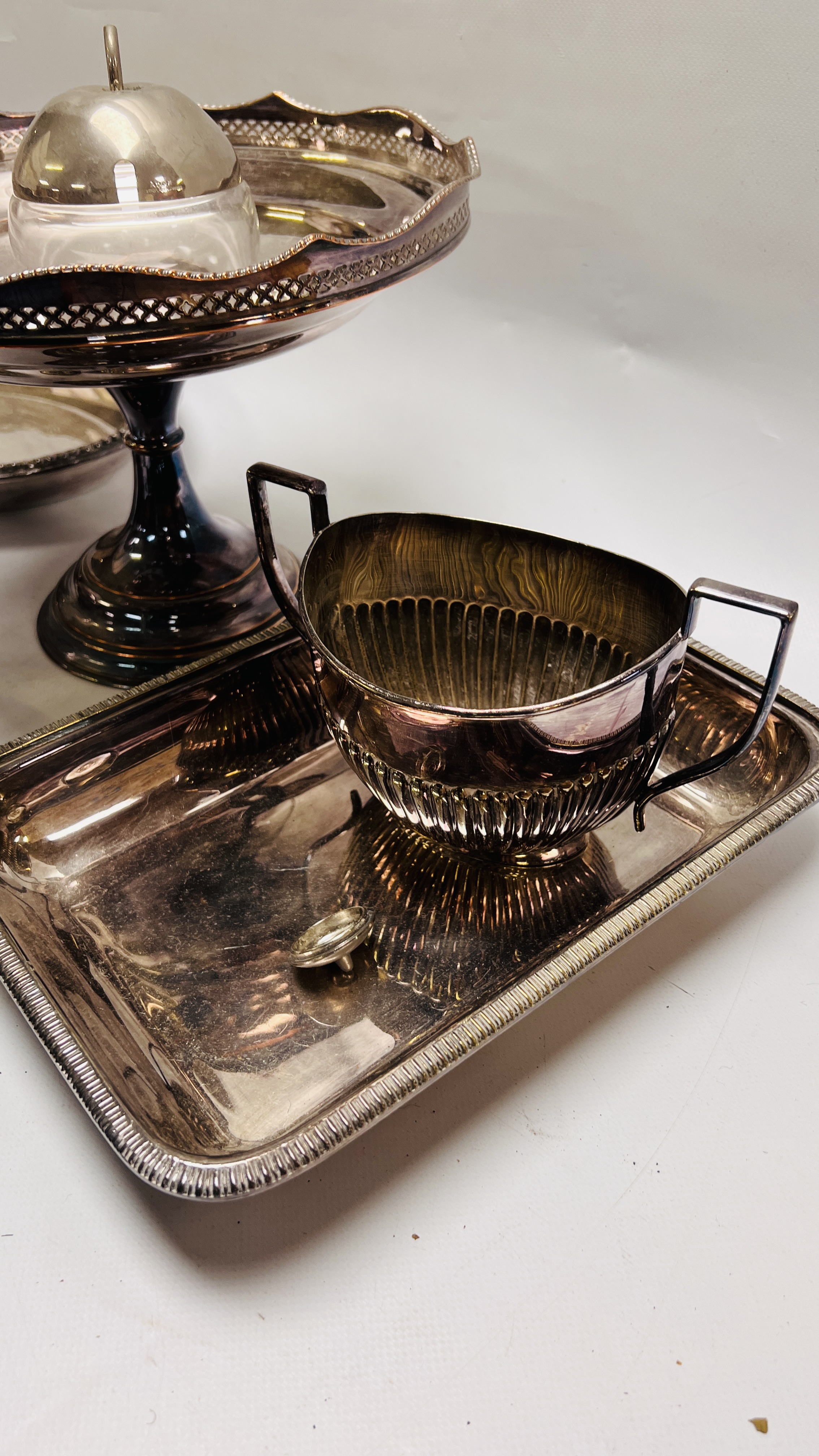 BOX OF ASSORTED VINTAGE SILVER PLATED WARE TO INCLUDE LOOSE AND CASED CUTLERY, SPECIMEN VASE, - Image 8 of 9