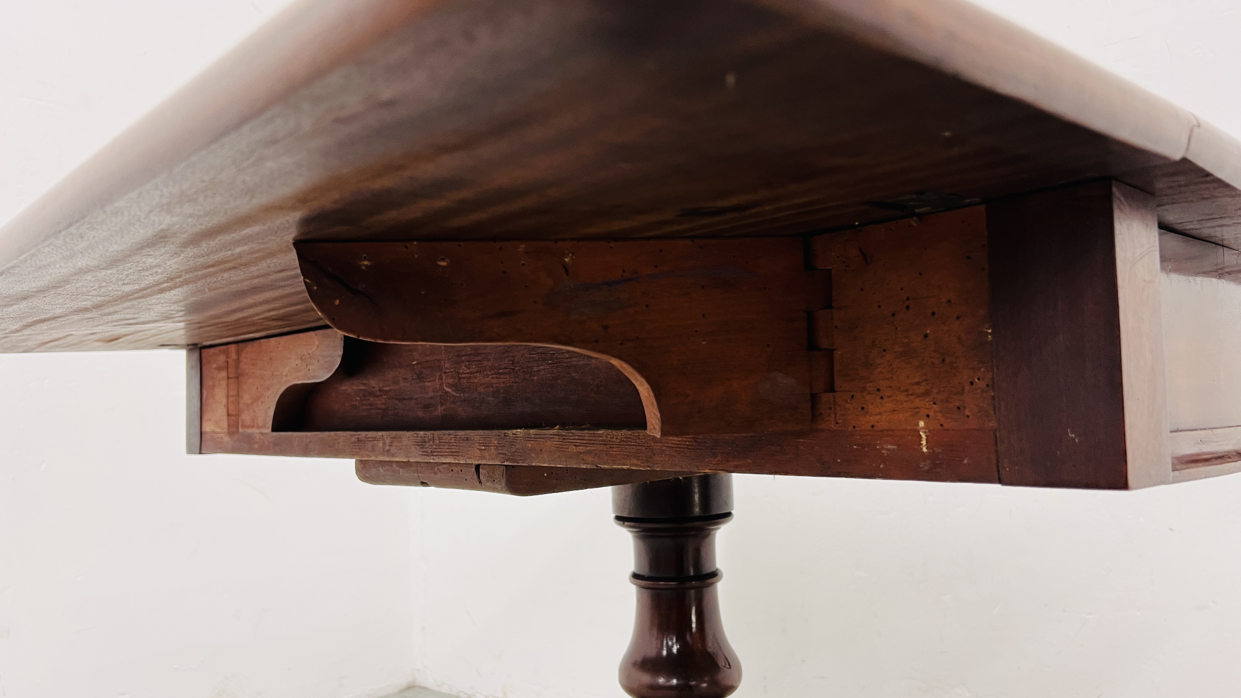 A REGENCY MAHOGANY DROP LEAF PEDESTAL TABLE ON HIPPED OUTSWEPT LEGS, WIDTH 102CM. - Image 15 of 17