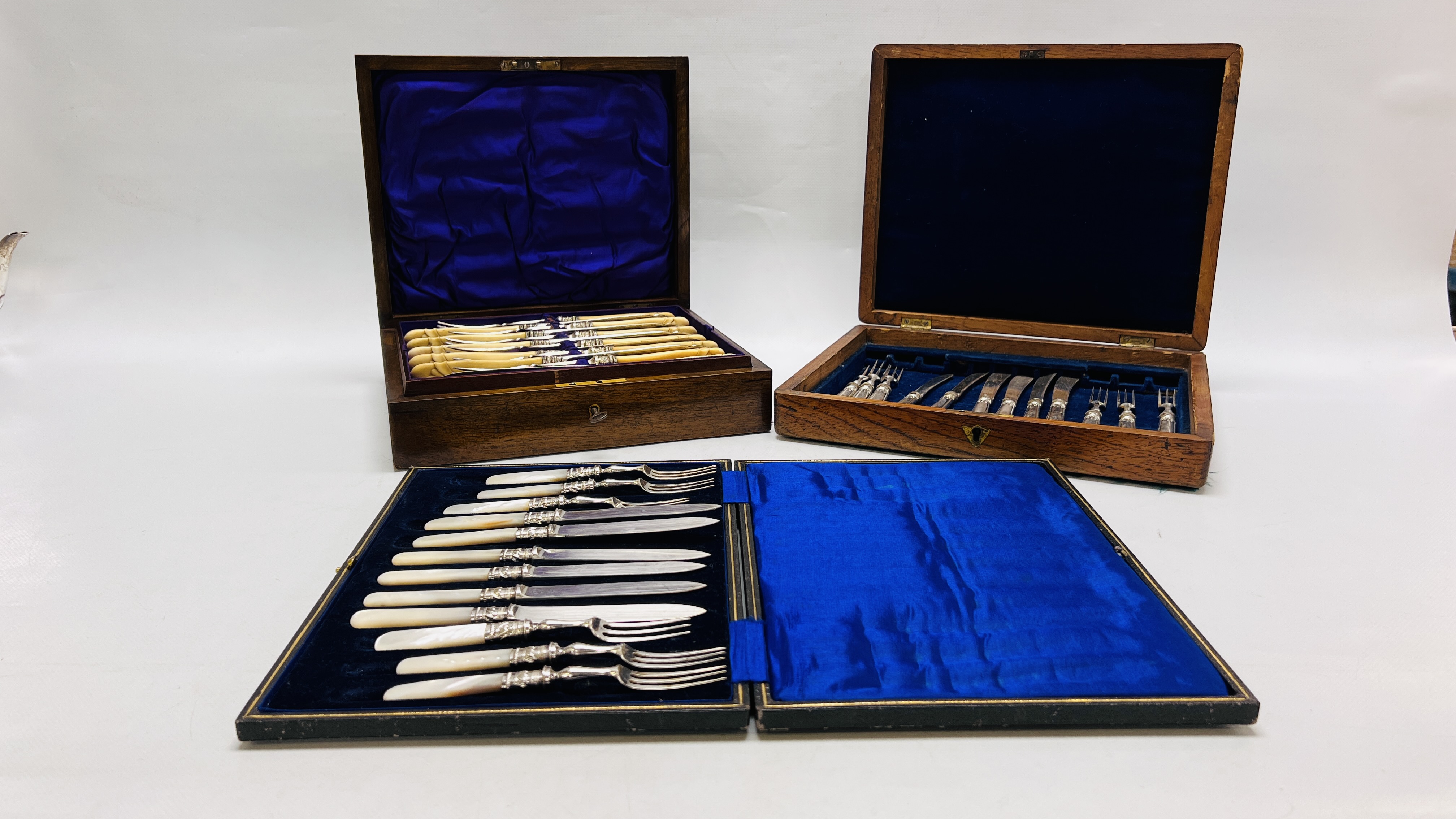 A CASED SET OF PLATED TEA KNIVES AND FORKS WITH MOTHER OF PEARL HANDLES,