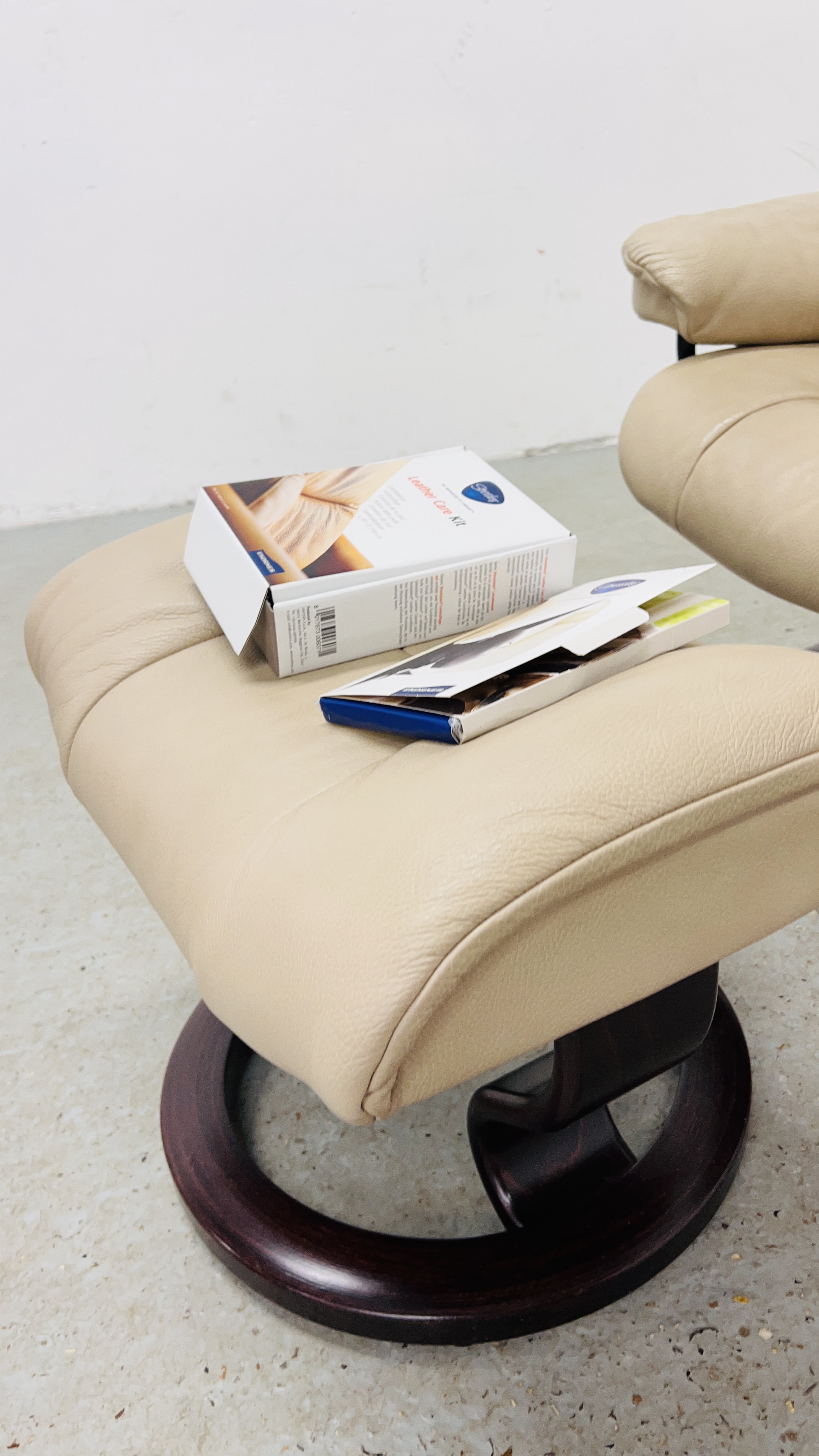 A GOOD QUALITY STRESSLESS CREAM LEATHER RELAXER CHAIR WITH MATCHING FOOTSTOOL. - Image 7 of 11