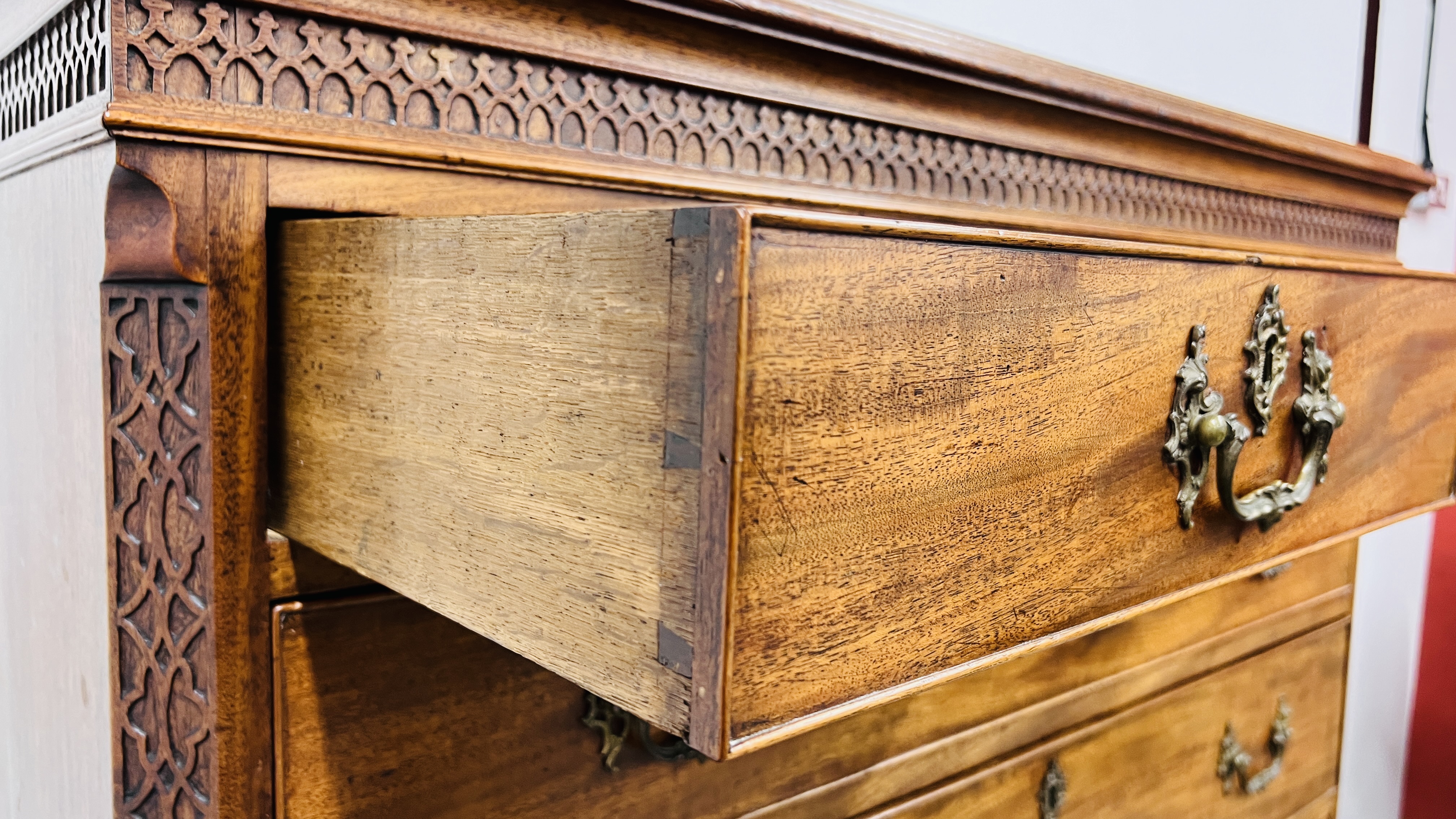A GEORGE III MAHOGANY TALLBOY TWO SHORT OVER FIVE LONG DRAWERS, ORIGINAL HANDLES WIDTH 115CM. - Image 21 of 32
