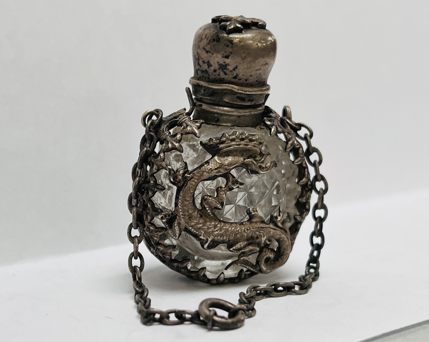A MINIATURE ANTIQUE CUT GLASS SCENT BOTTLE ENCASED IN AN ORIENTAL WHITE METAL HOLDER - Image 3 of 7