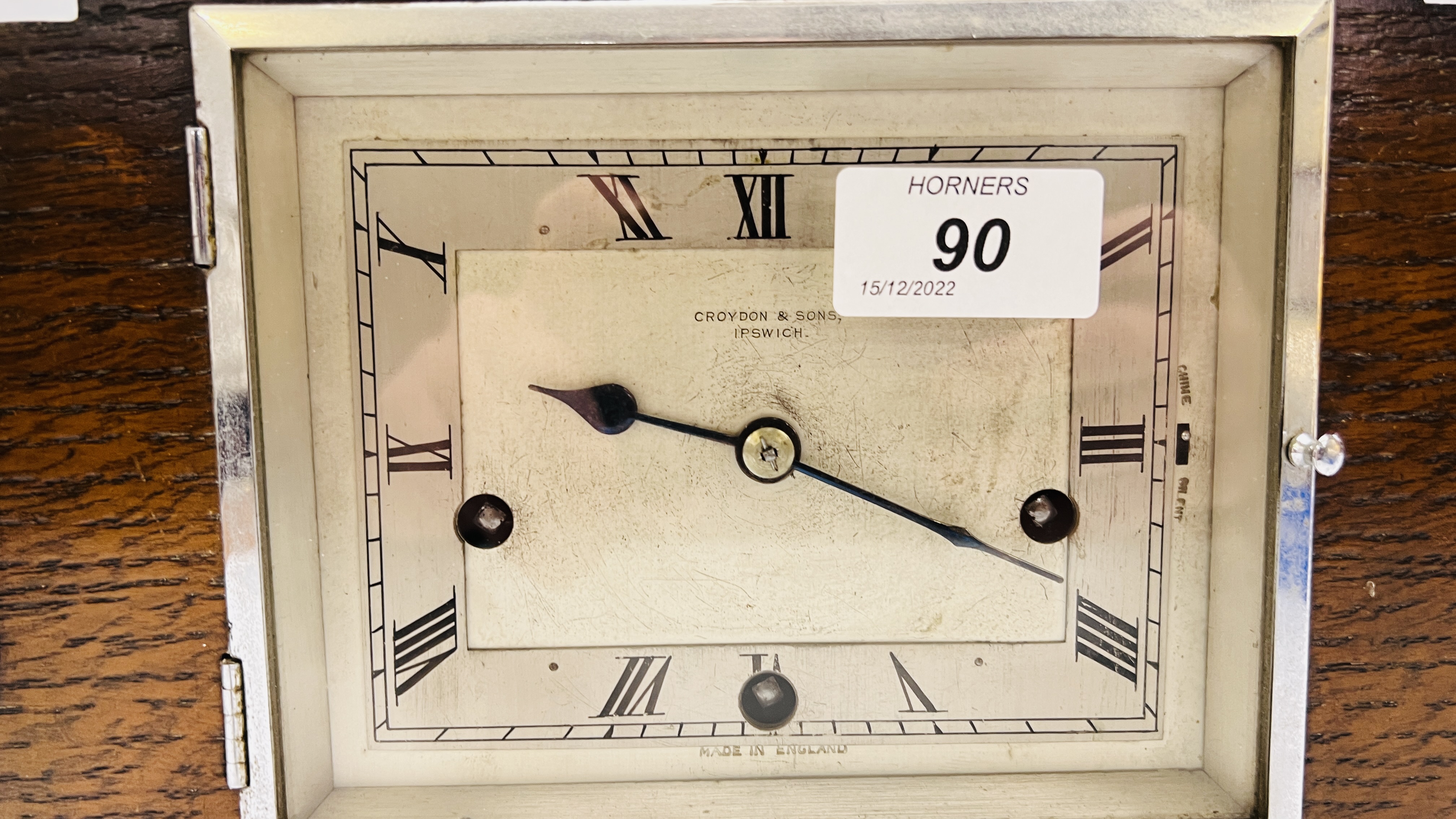 AN ART DECO STYLE OAK CASED MANTEL CLOCK BY CROYDON & SONS, IPSWICH, W 33.5CM X H 21CM. - Image 4 of 7