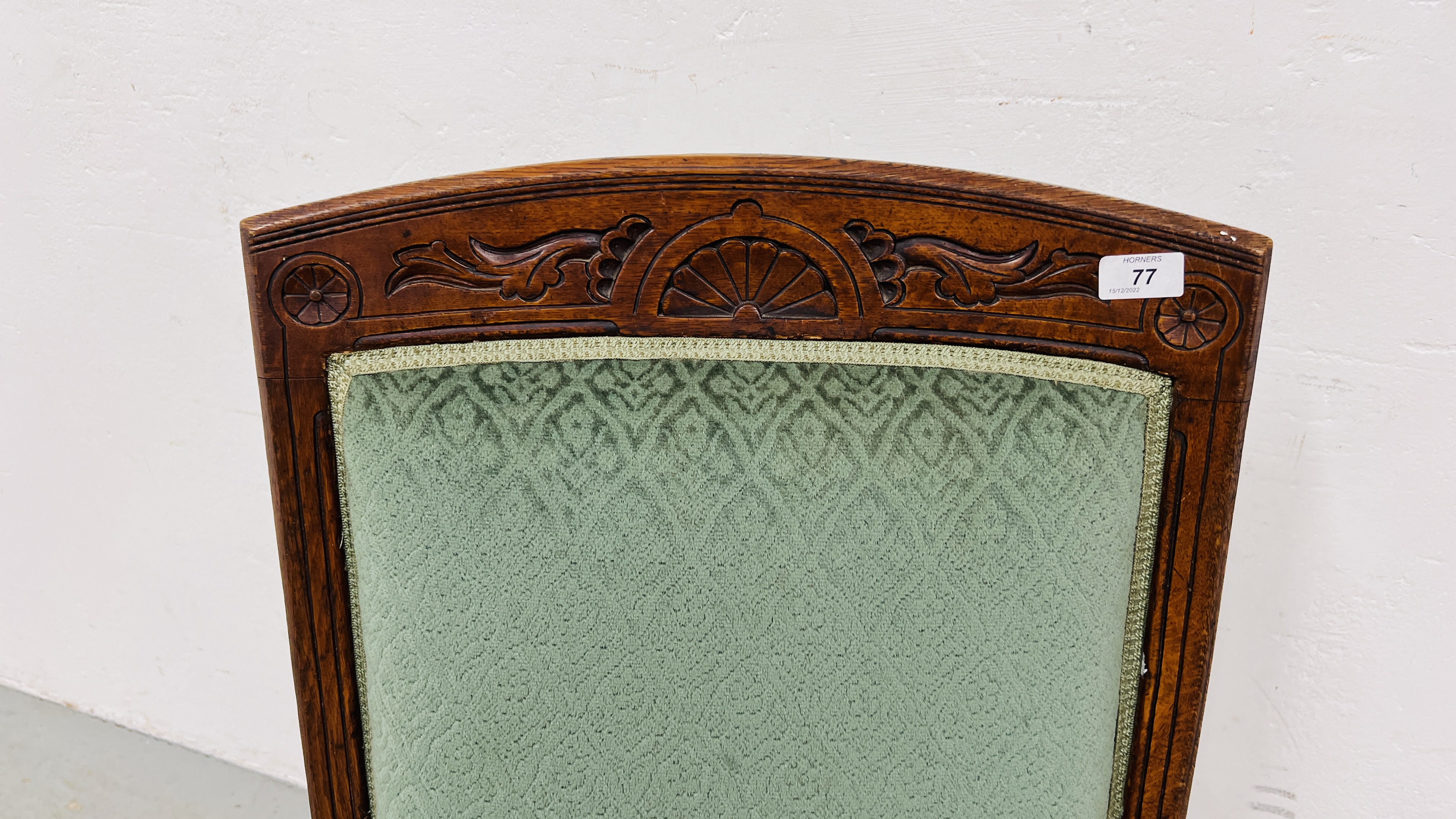 AN EDWARDIAN OAK FRAMED GREEN VELOUR NURSING CHAIR - Image 3 of 10