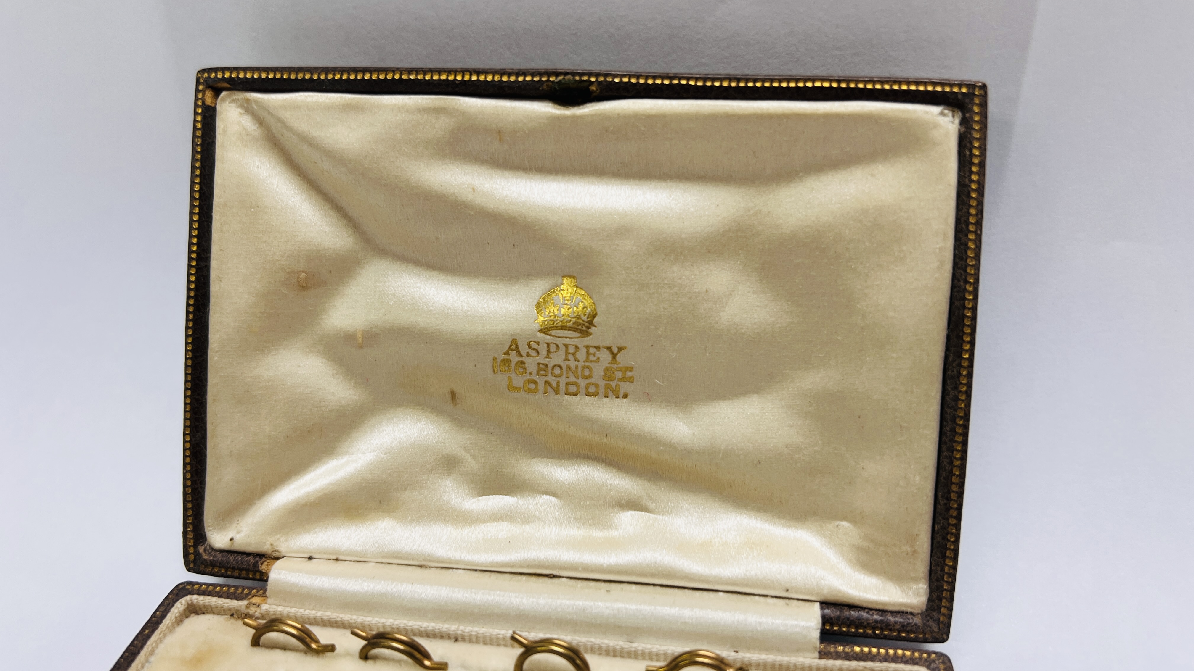 A VINTAGE DRESS SET IN AN ASPREY OF LONDON FITTED CASE, COMPRISING OF A PAIR OF CUFF LINKS, - Image 5 of 6