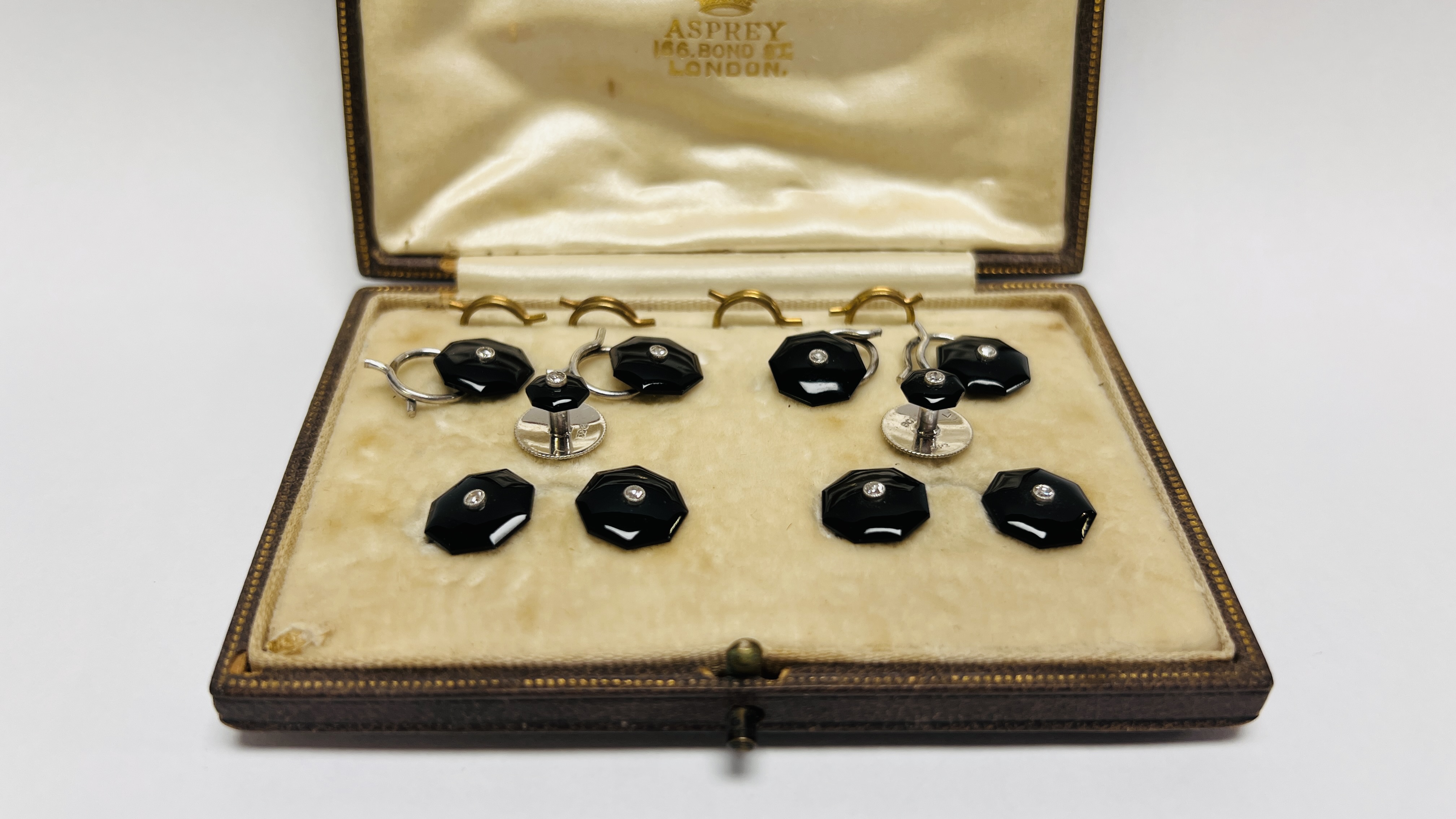 A VINTAGE DRESS SET IN AN ASPREY OF LONDON FITTED CASE, COMPRISING OF A PAIR OF CUFF LINKS, - Image 2 of 6