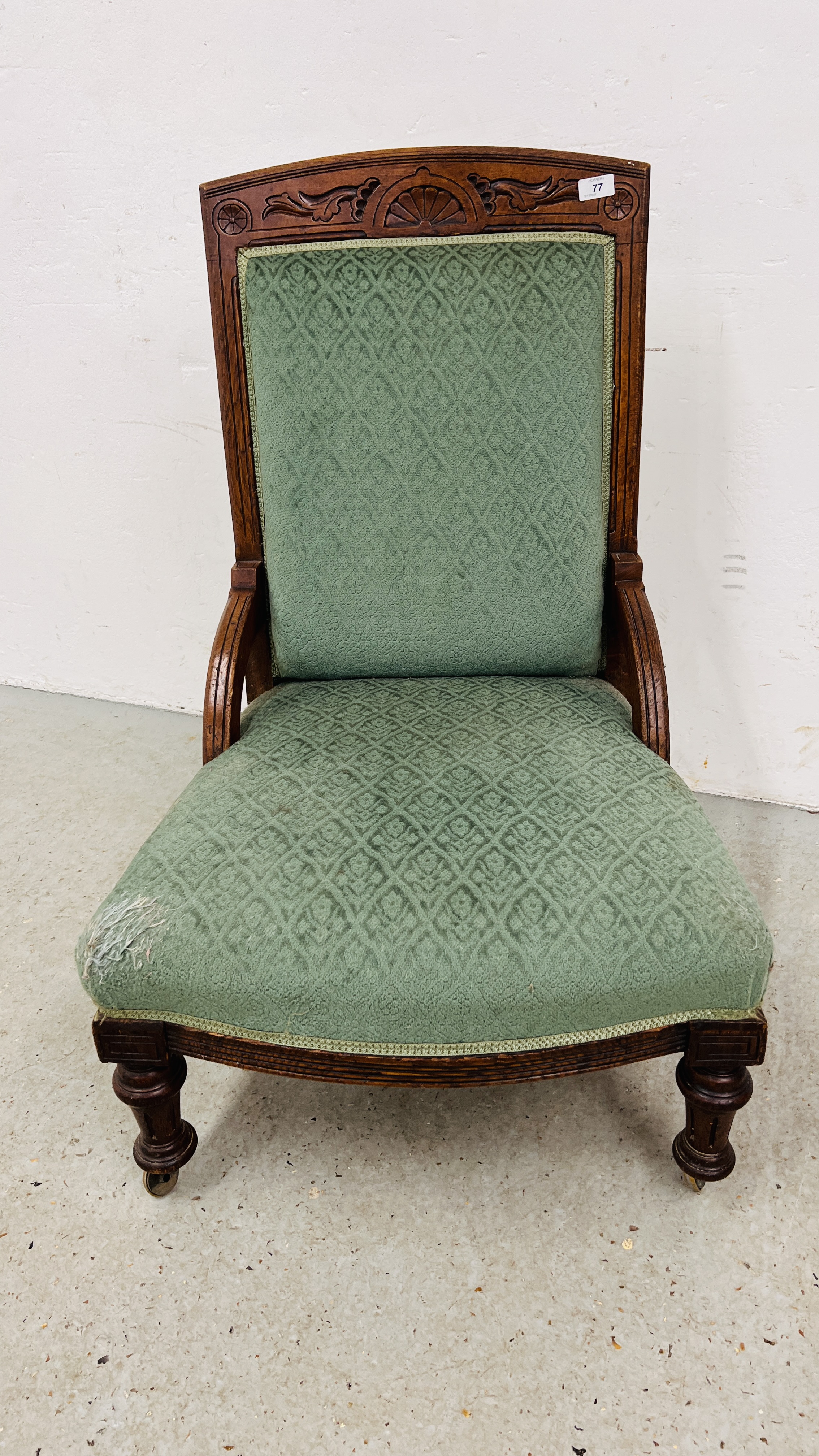 AN EDWARDIAN OAK FRAMED GREEN VELOUR NURSING CHAIR - Image 5 of 10