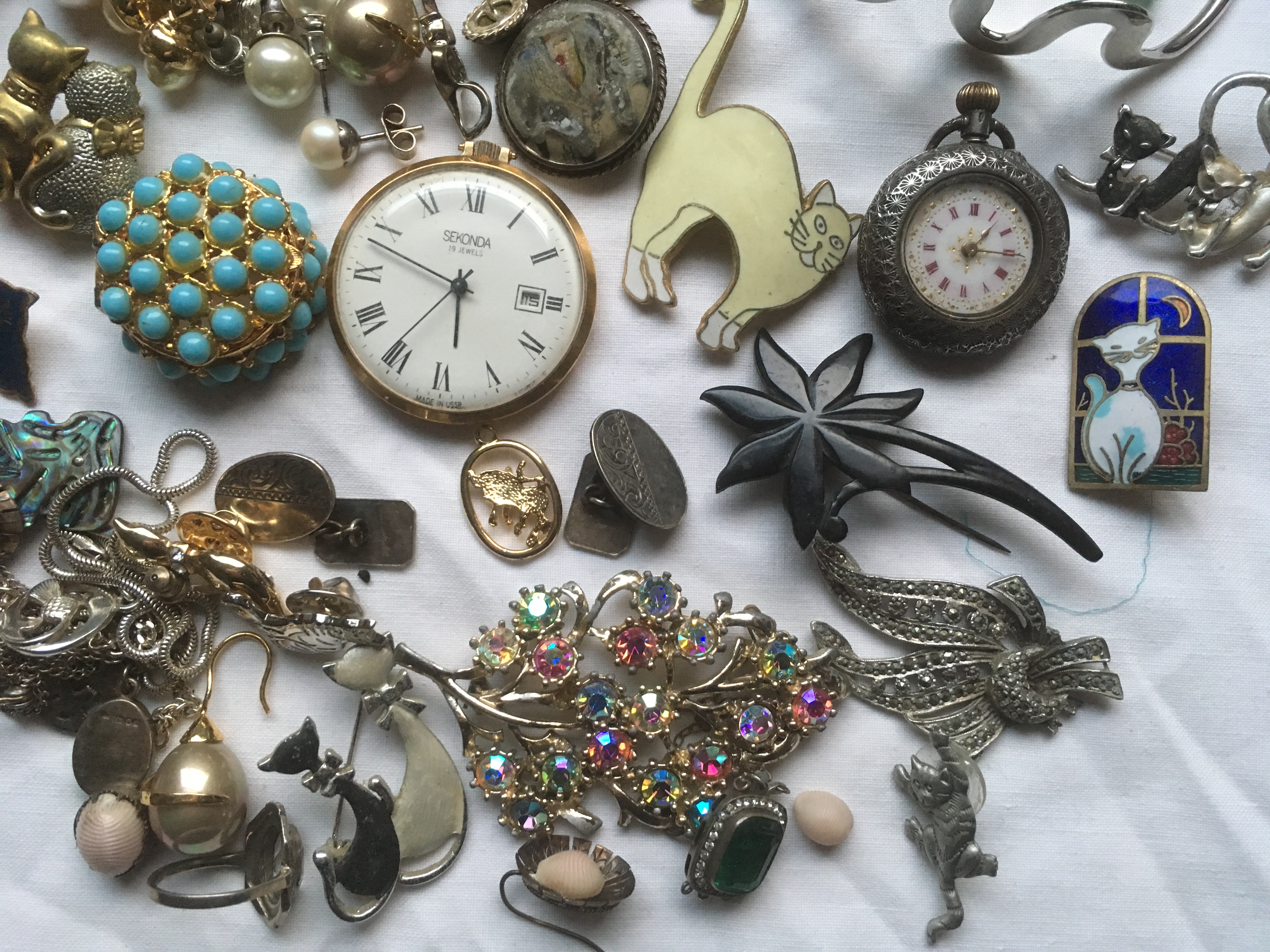 BOX OF COSTUME AND OTHER JEWELLERY, CAT THEMED ITEMS, SOME SILVER. - Image 2 of 6