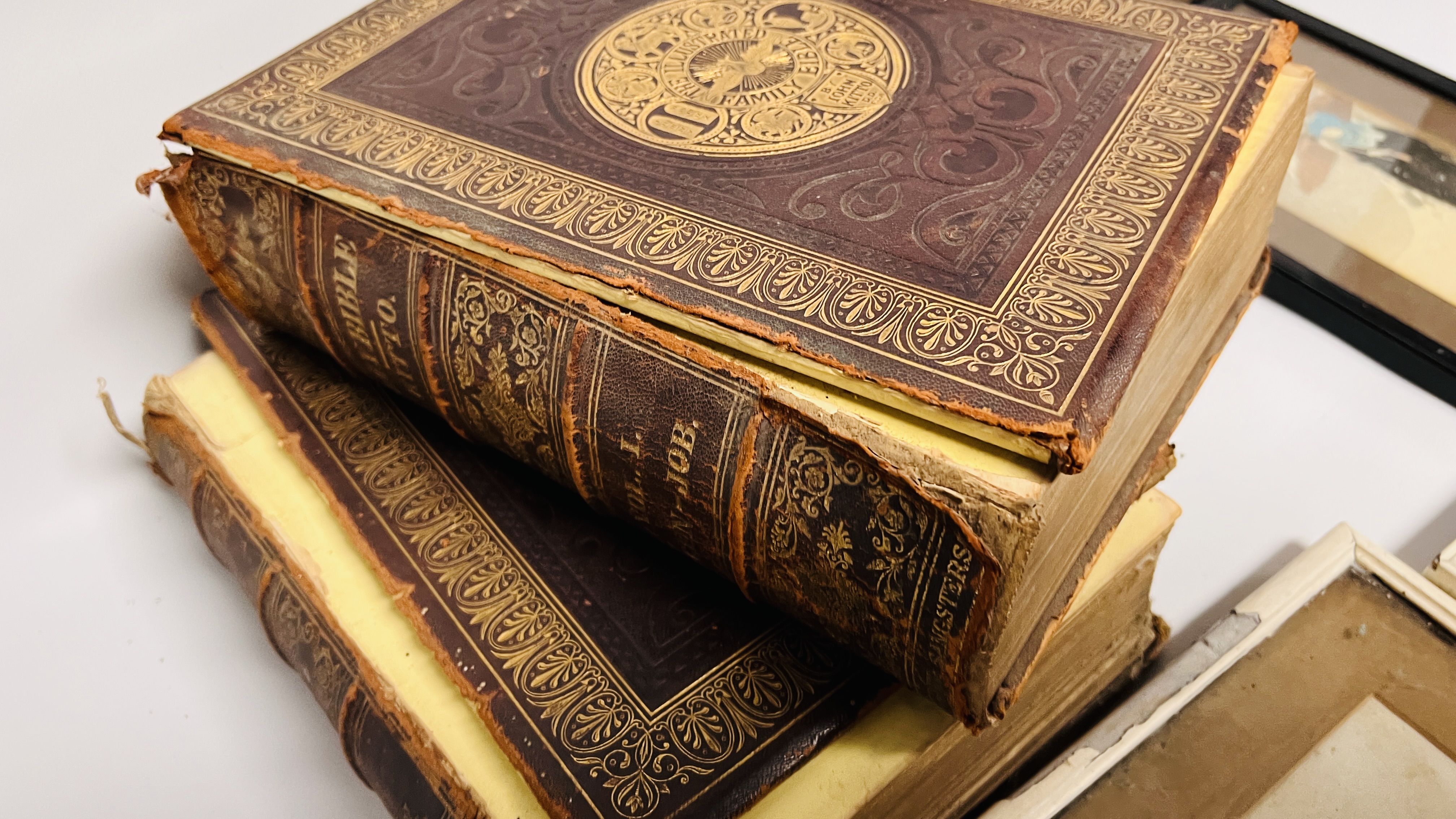 TWO VINTAGE VICTORIAN LEATHER BOUND BIBLES ALONG WITH A BOTANICAL SCHOOL BOOK AND FOUR JAPANESE - Image 7 of 9