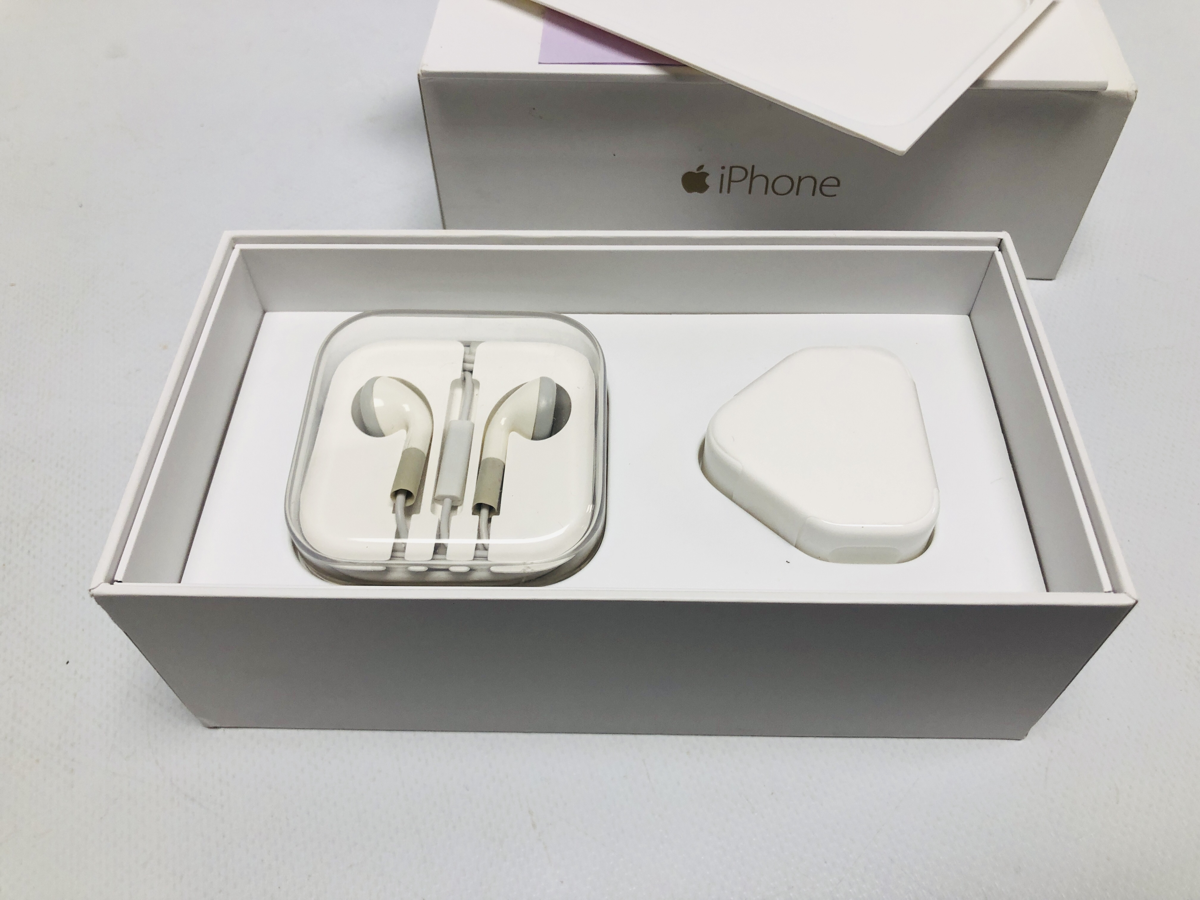 AN APPLE I-PHONE 6 PLUS IN BOX WITH CHARGER AND HEADPHONES MODEL A1524 - SOLD AS SEEN - Image 5 of 5