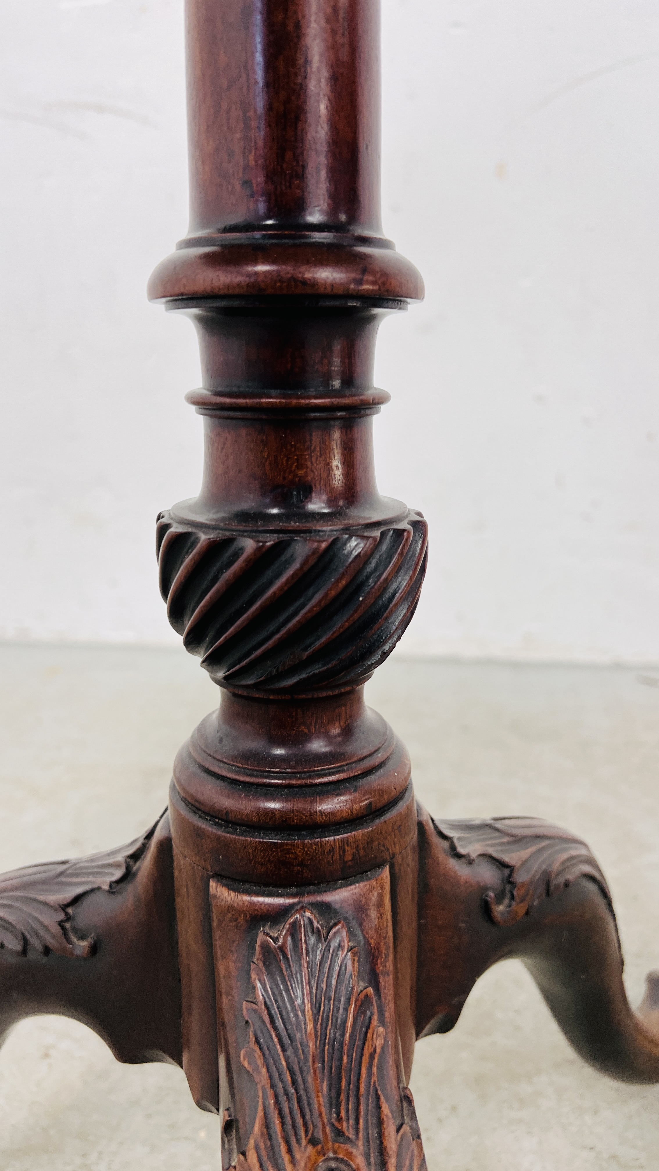 A GEORGE III MAHOGANY LOBED TRAY TOP PEDESTAL TABLE WITH TILT TOP ACTION ON CARVED TRIPOD BASE, - Image 6 of 11