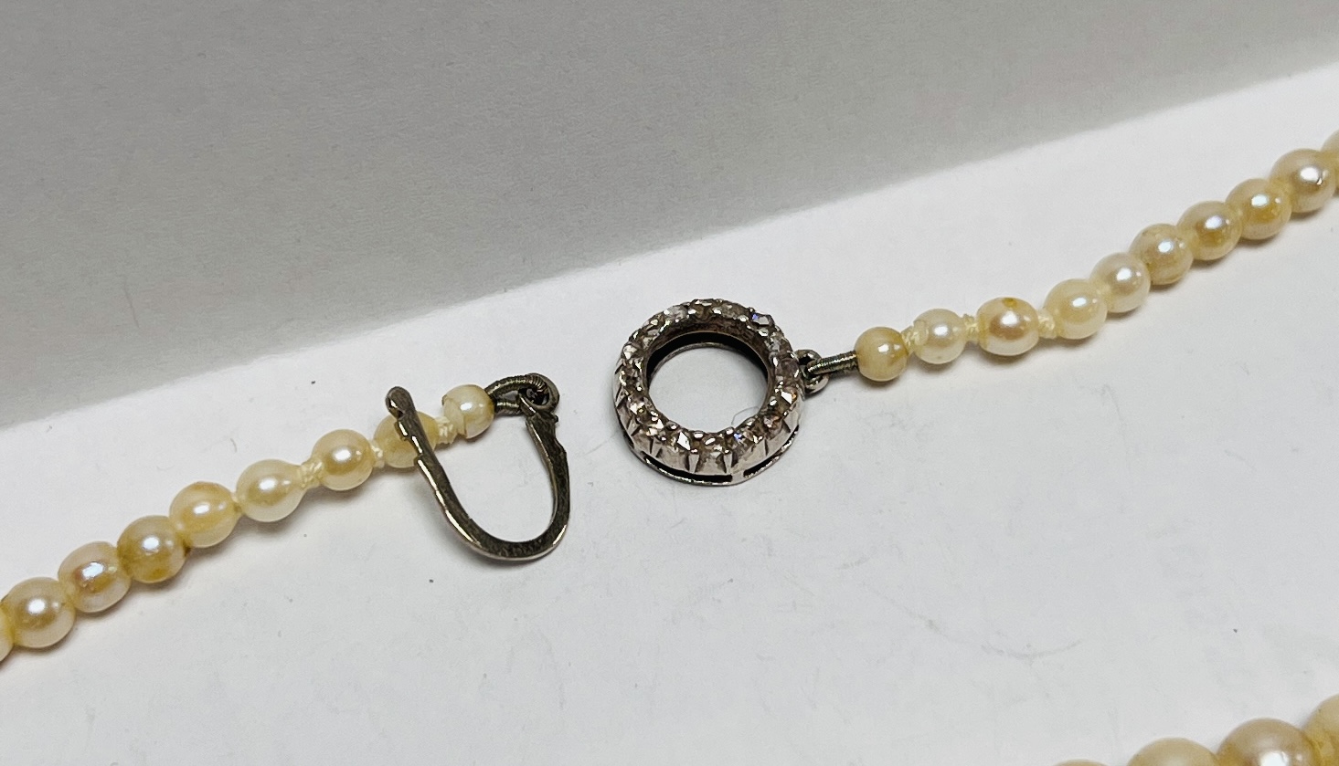 A VINTAGE SILVER STRAND PEARL NECKLACE LENGTH 40CM. - Image 6 of 6