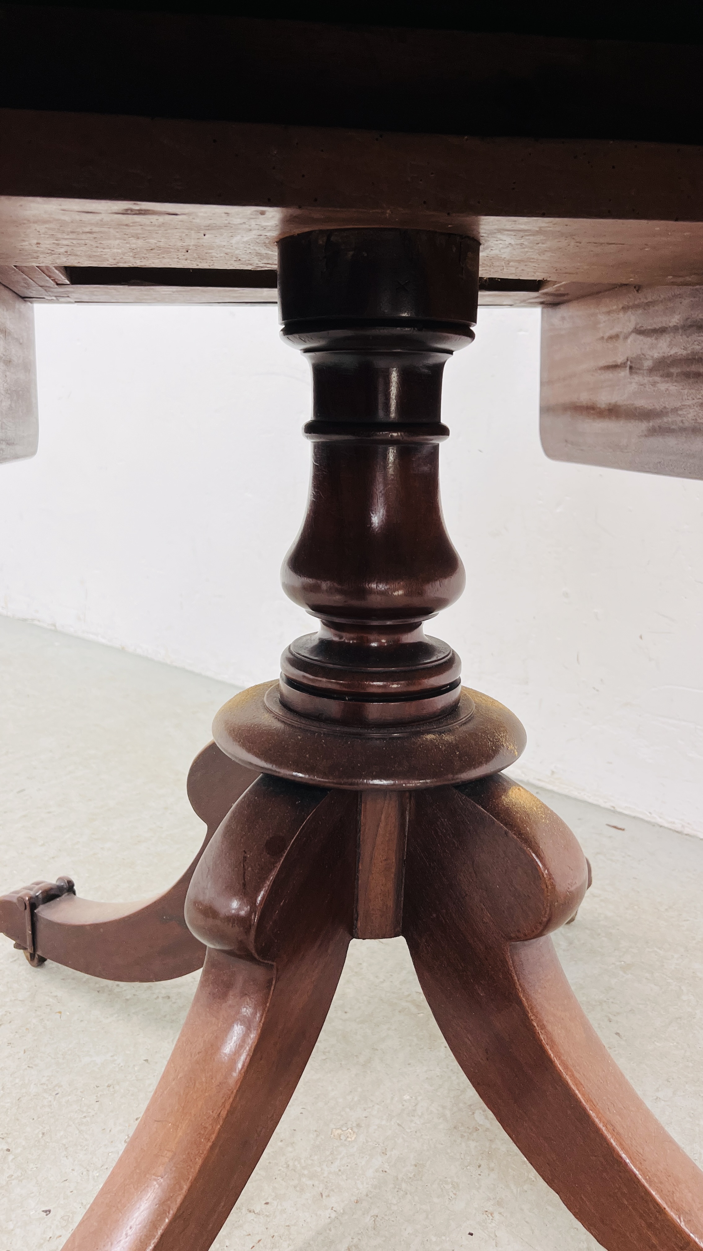 A REGENCY MAHOGANY DROP LEAF PEDESTAL TABLE ON HIPPED OUTSWEPT LEGS, WIDTH 102CM. - Image 6 of 17