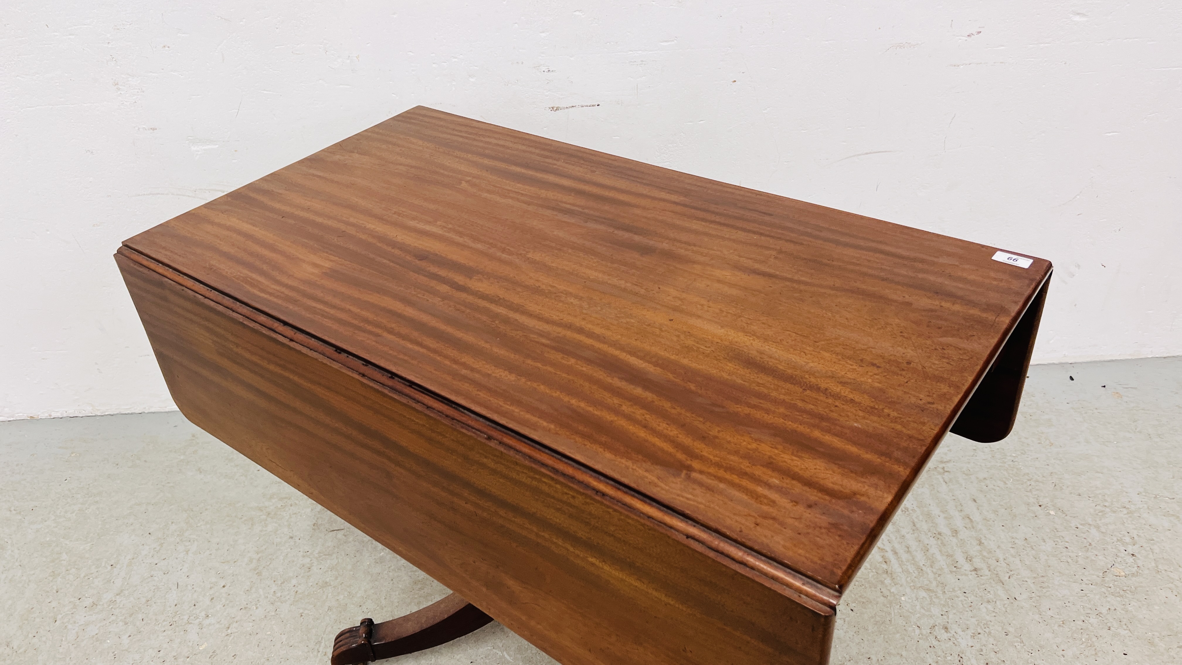 A REGENCY MAHOGANY DROP LEAF PEDESTAL TABLE ON HIPPED OUTSWEPT LEGS, WIDTH 102CM. - Image 2 of 17