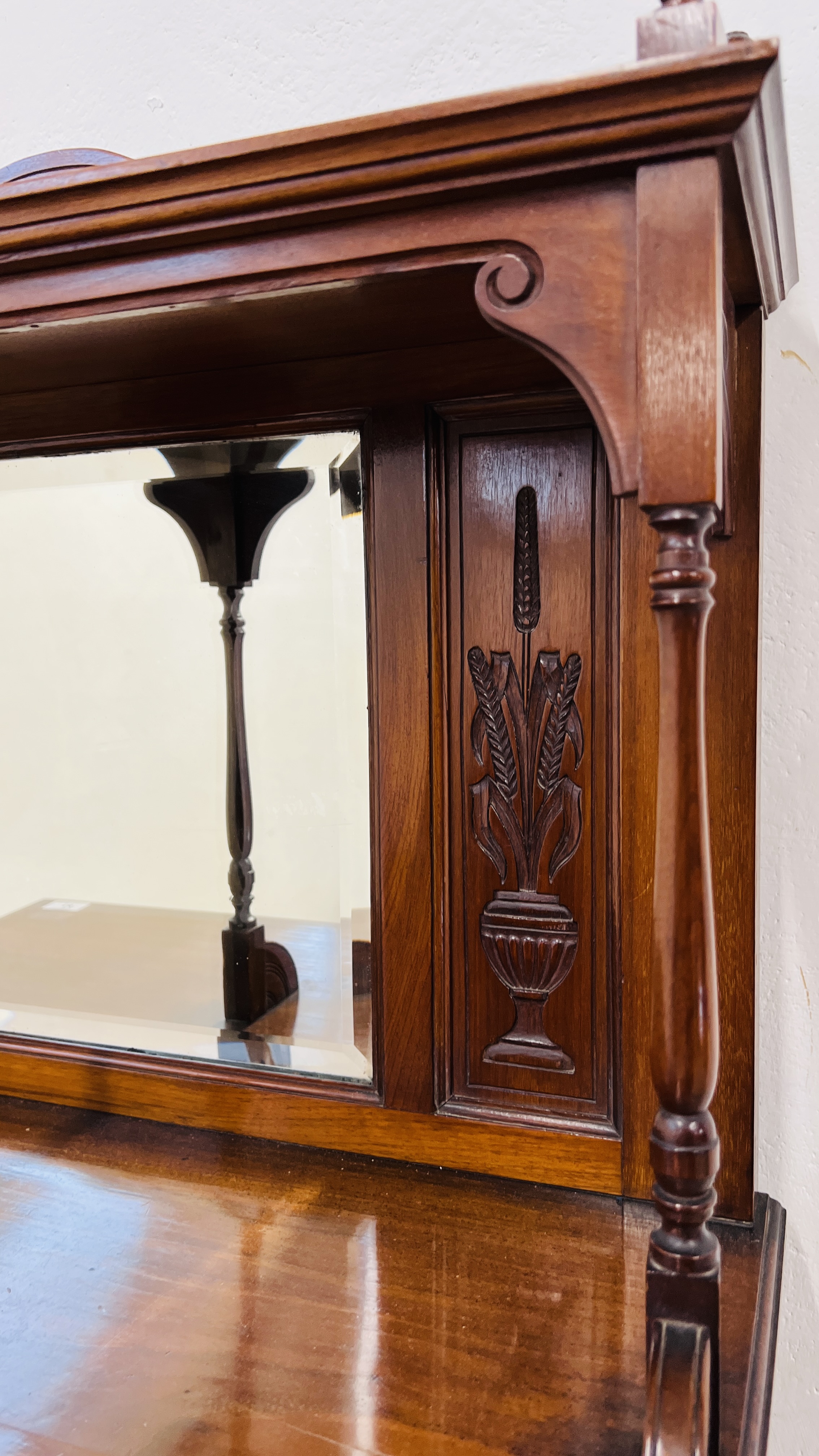 AN EDWARDIAN RED WALNUT MIRROR BACK CABINET, - Bild 4 aus 16