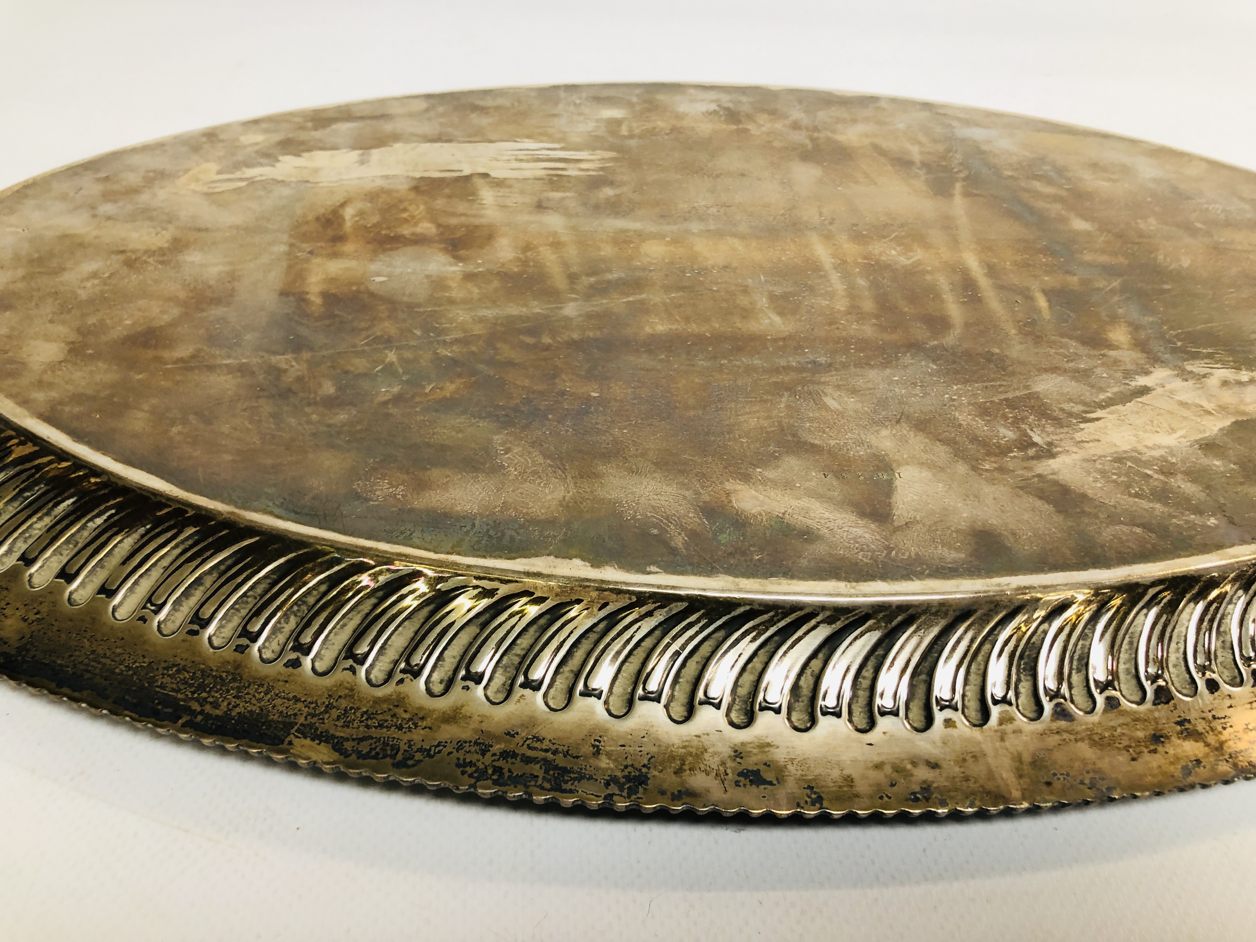 A SILVER TWO HANDLED OVAL TRAY WITH GADROONED DECORATION, SHEFFIELD 1916, L 56CM. - Image 8 of 13