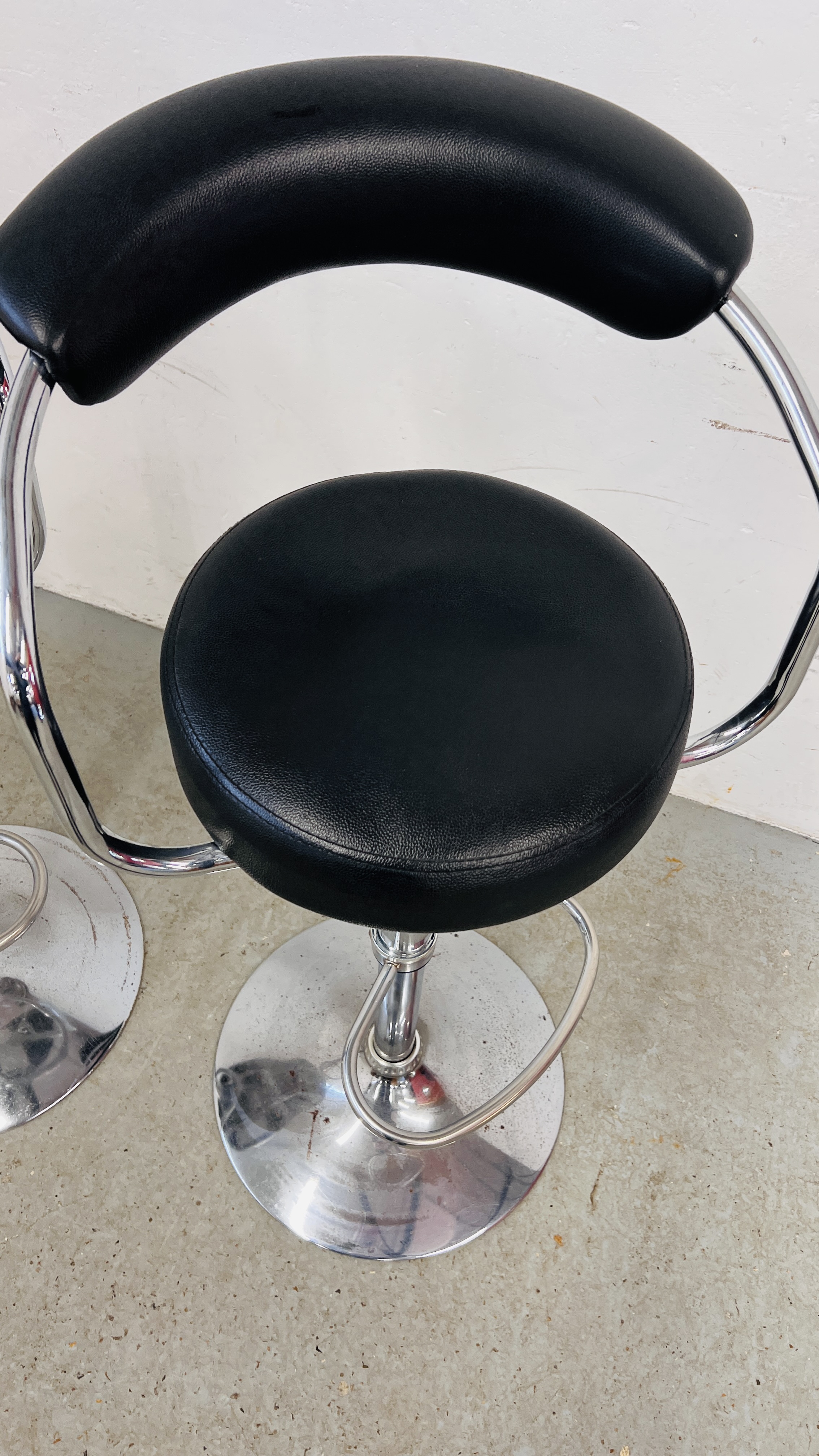 A PAIR OF CHROME FINISH RISE AND FALL BAR STOOLS - Image 5 of 9