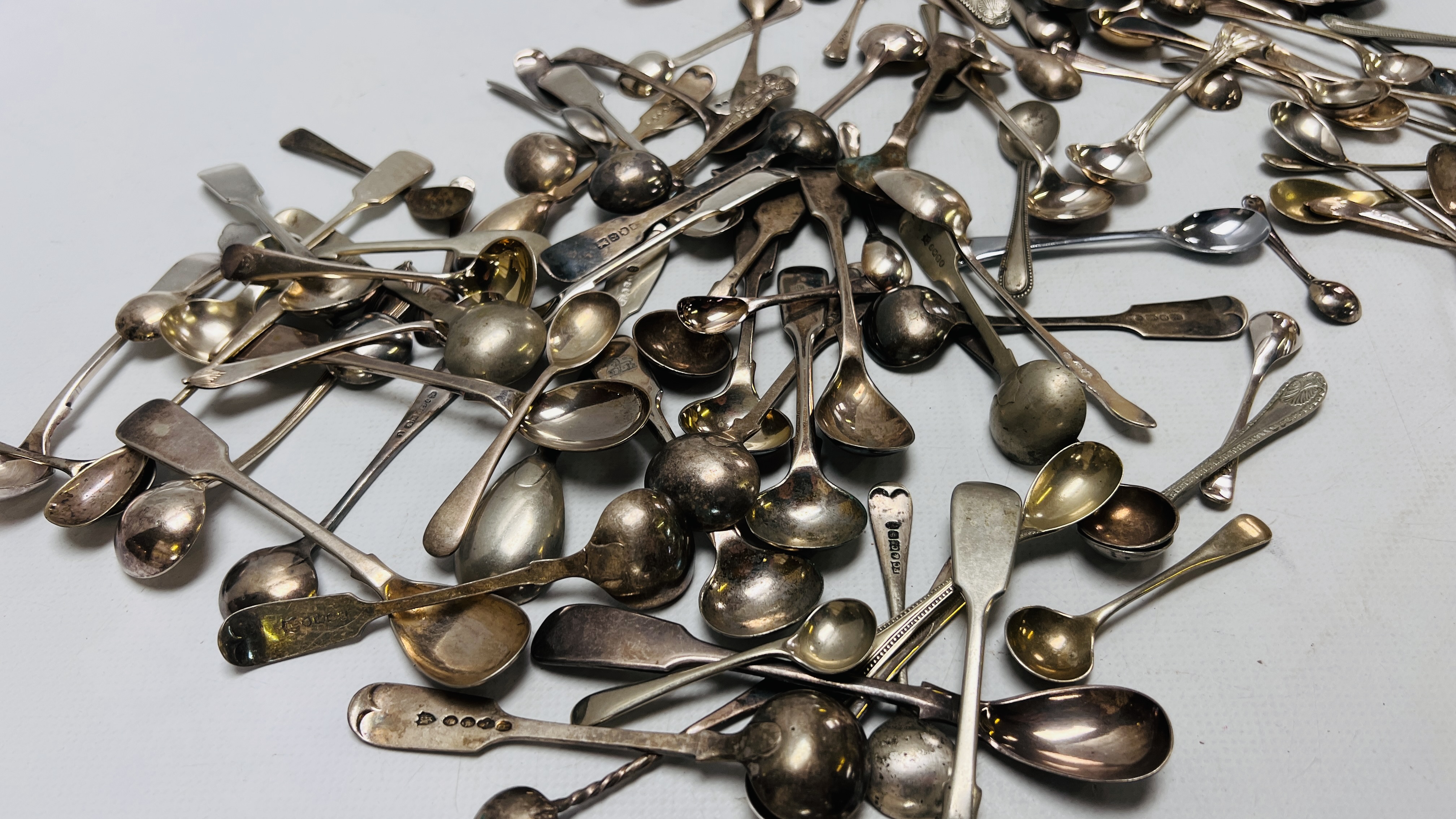 AN EXTENSIVE COLLECTION OF SILVER PLATED SALT AND MUSTARD SPOONS - Image 8 of 9