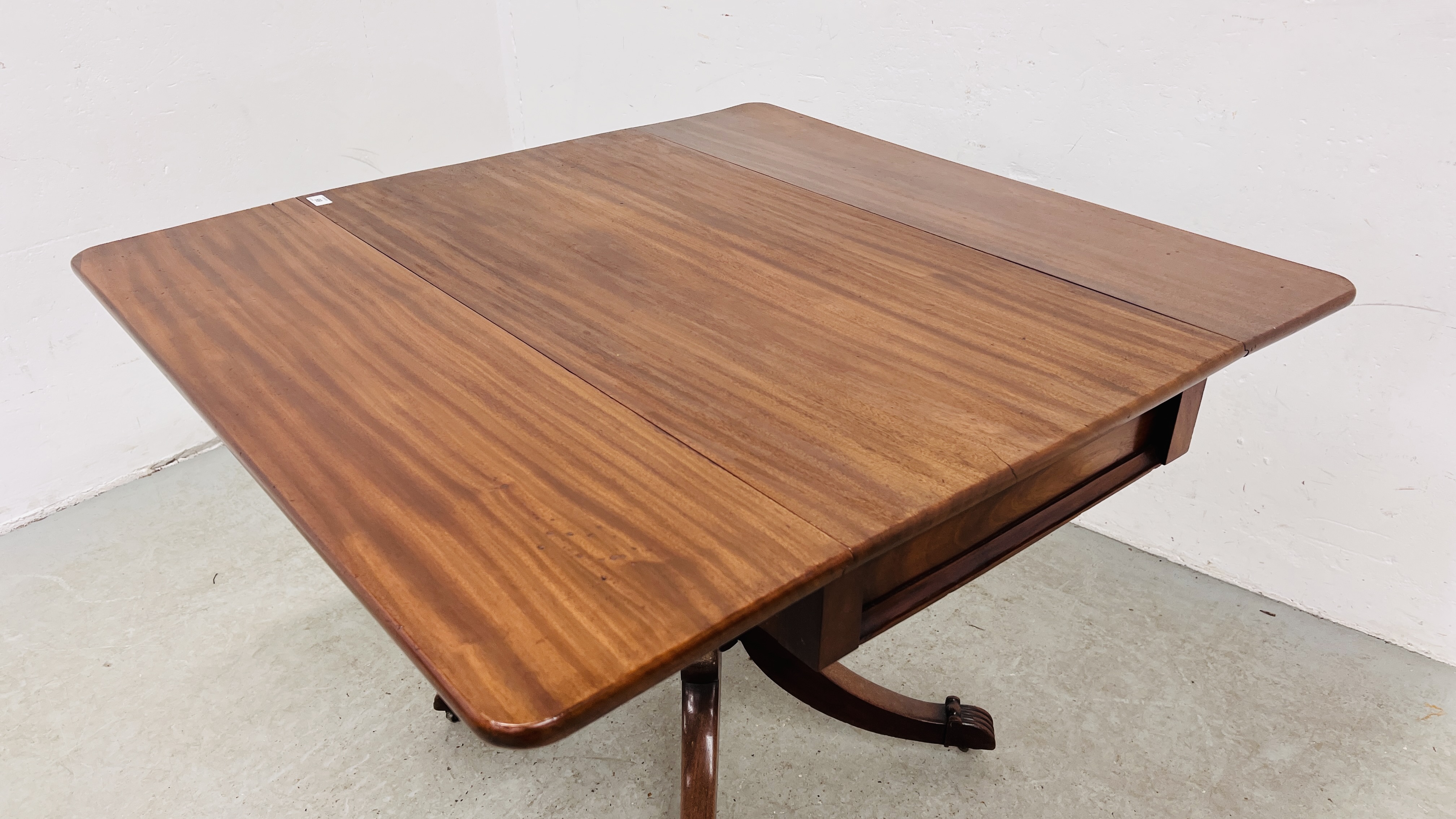 A REGENCY MAHOGANY DROP LEAF PEDESTAL TABLE ON HIPPED OUTSWEPT LEGS, WIDTH 102CM. - Image 12 of 17