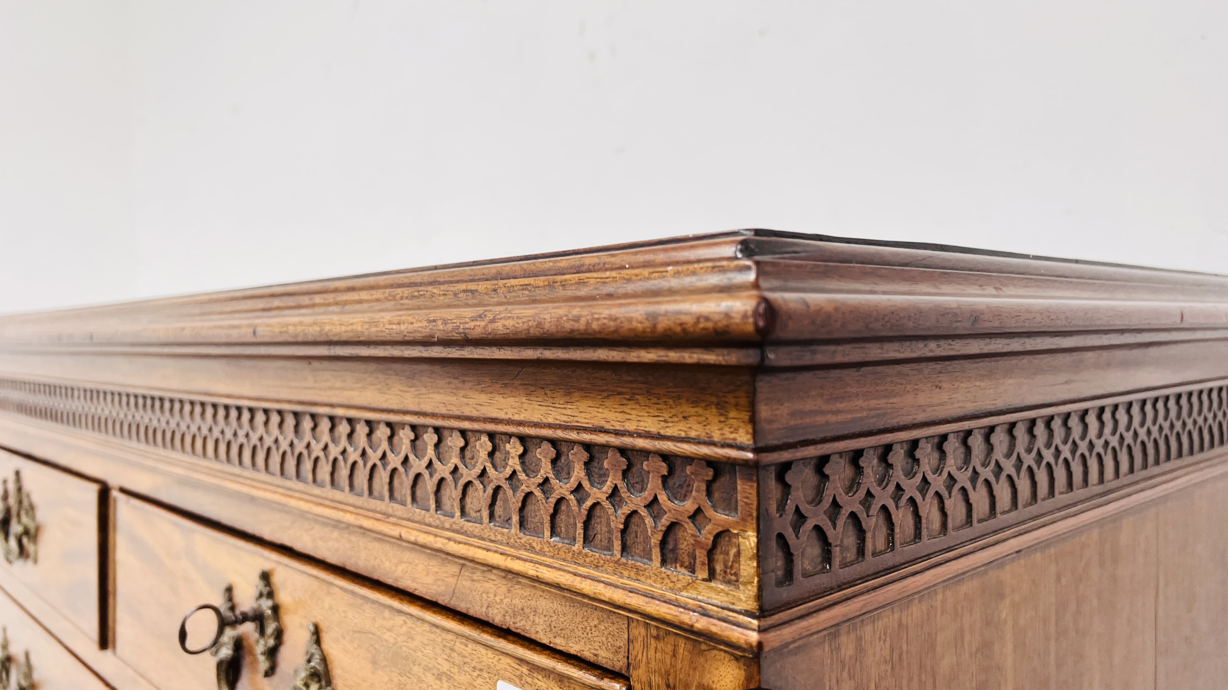 A GEORGE III MAHOGANY TALLBOY TWO SHORT OVER FIVE LONG DRAWERS, ORIGINAL HANDLES WIDTH 115CM. - Image 5 of 32