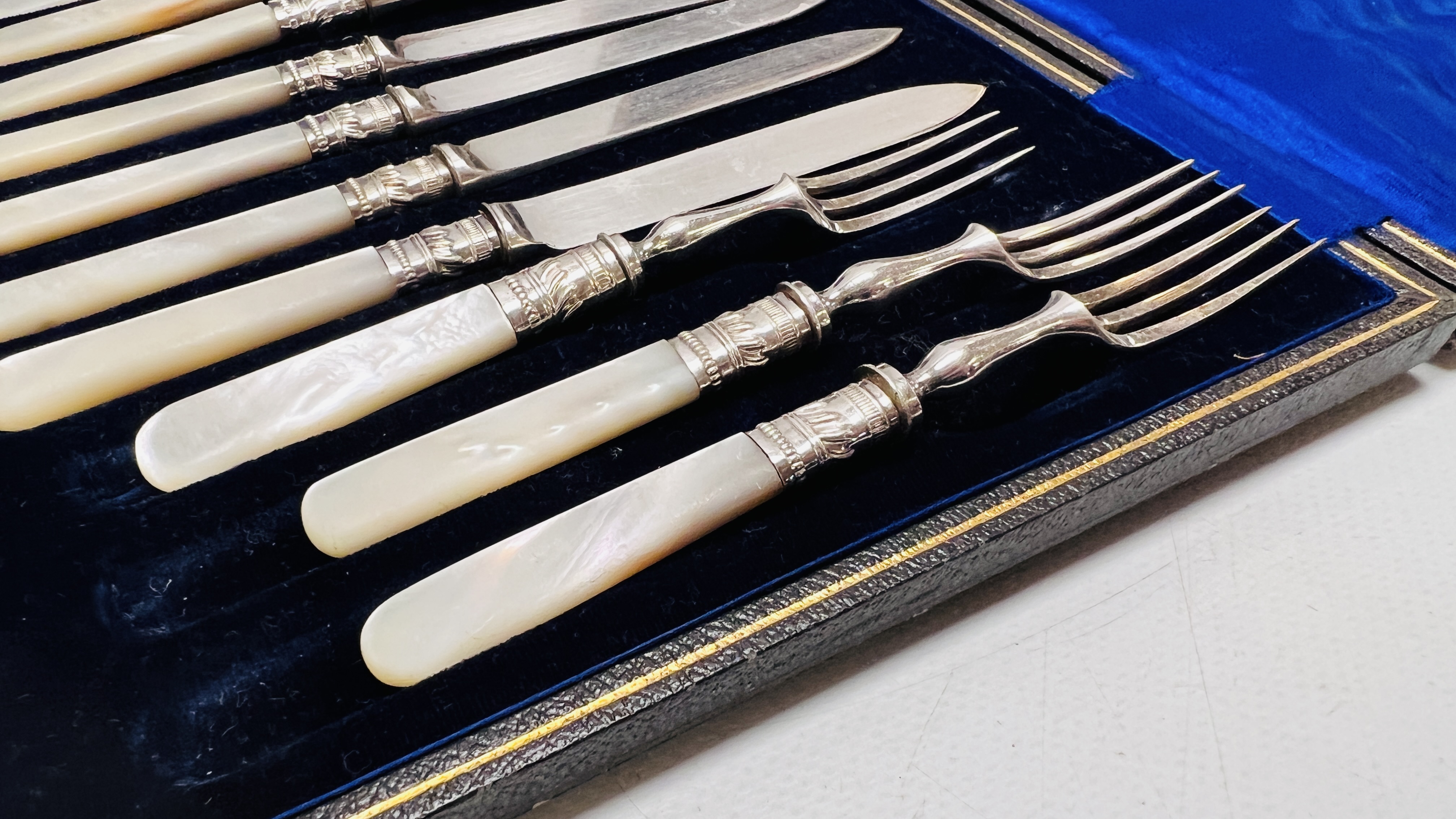 A CASED SET OF PLATED TEA KNIVES AND FORKS WITH MOTHER OF PEARL HANDLES, - Image 6 of 11