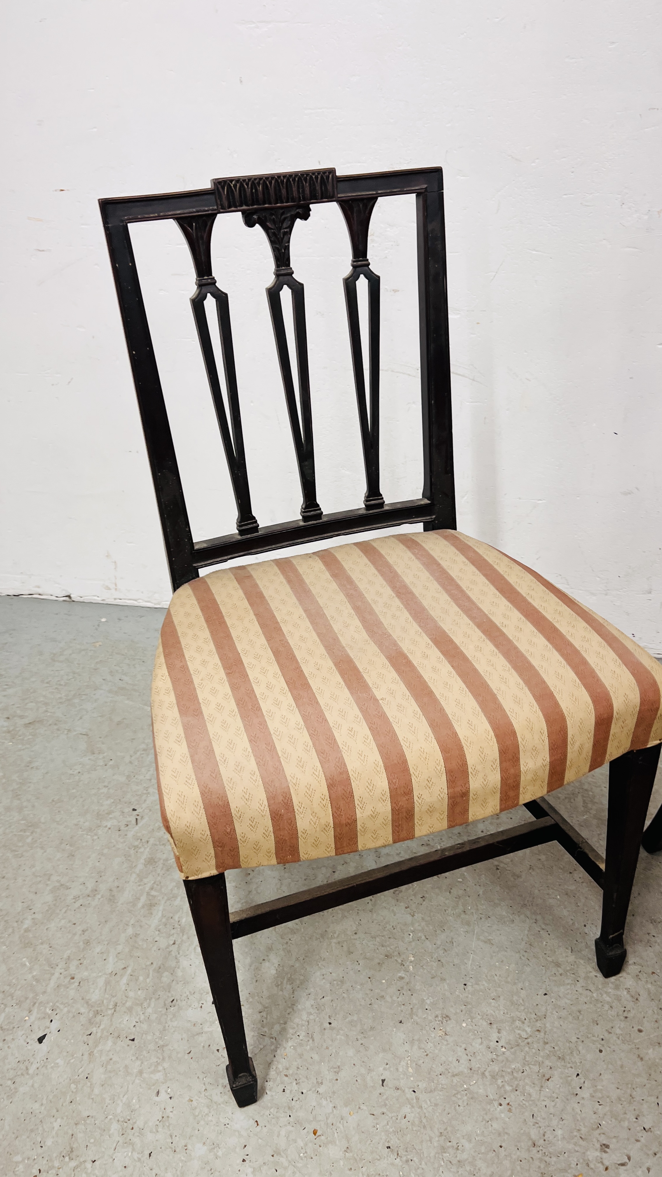 A PAIR OF GEORGE III MAHOGANY DINING CHAIRS IN HEPPLEWHITE STYLE (PINK STRIPED SEATS) - Image 3 of 13