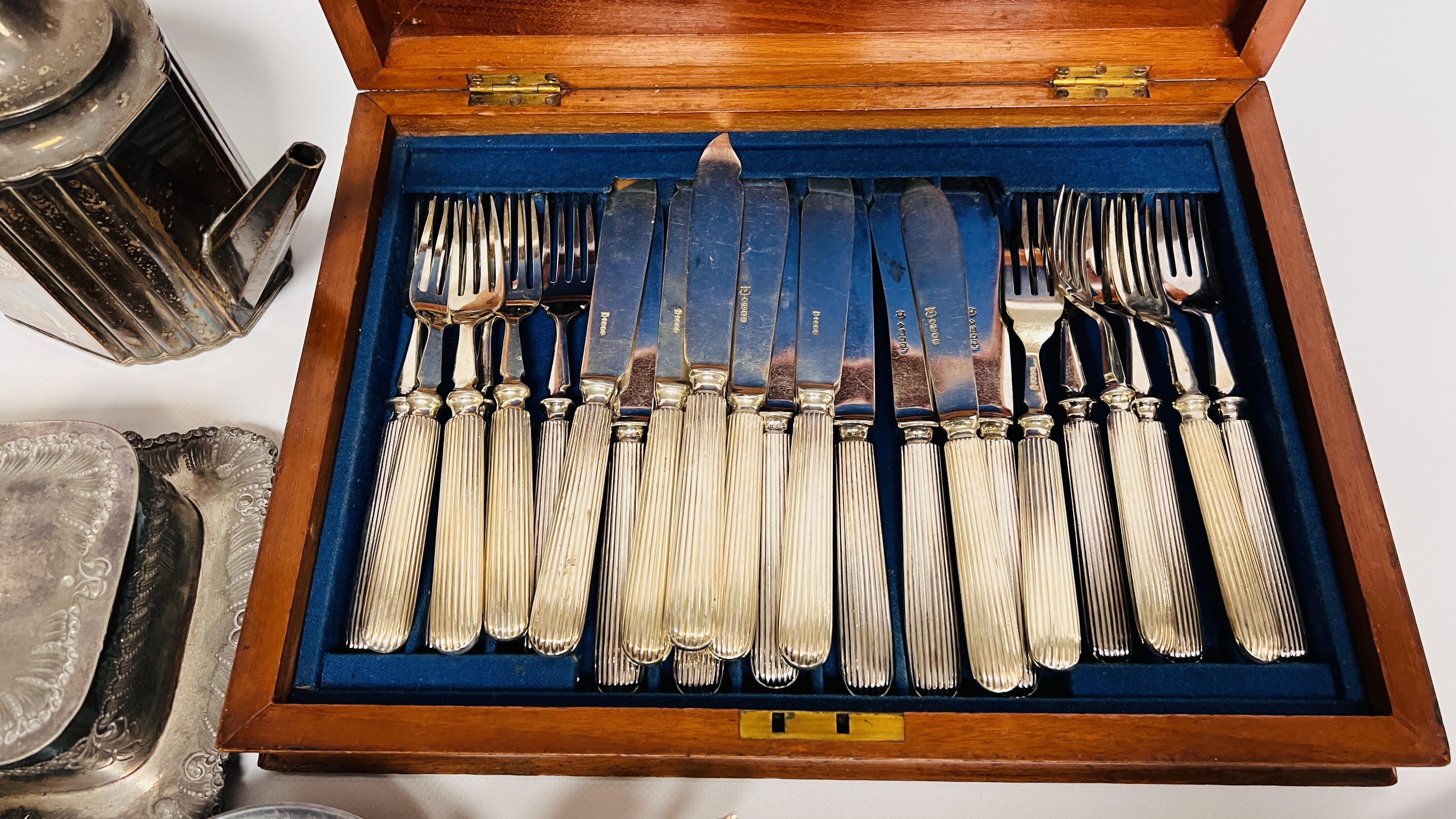 BOX OF SILVER PLATED WARE TO INCLUDE A BUTTER DISH AND COVER, FISH SERVERS, MUSTARD POTS, - Image 8 of 8