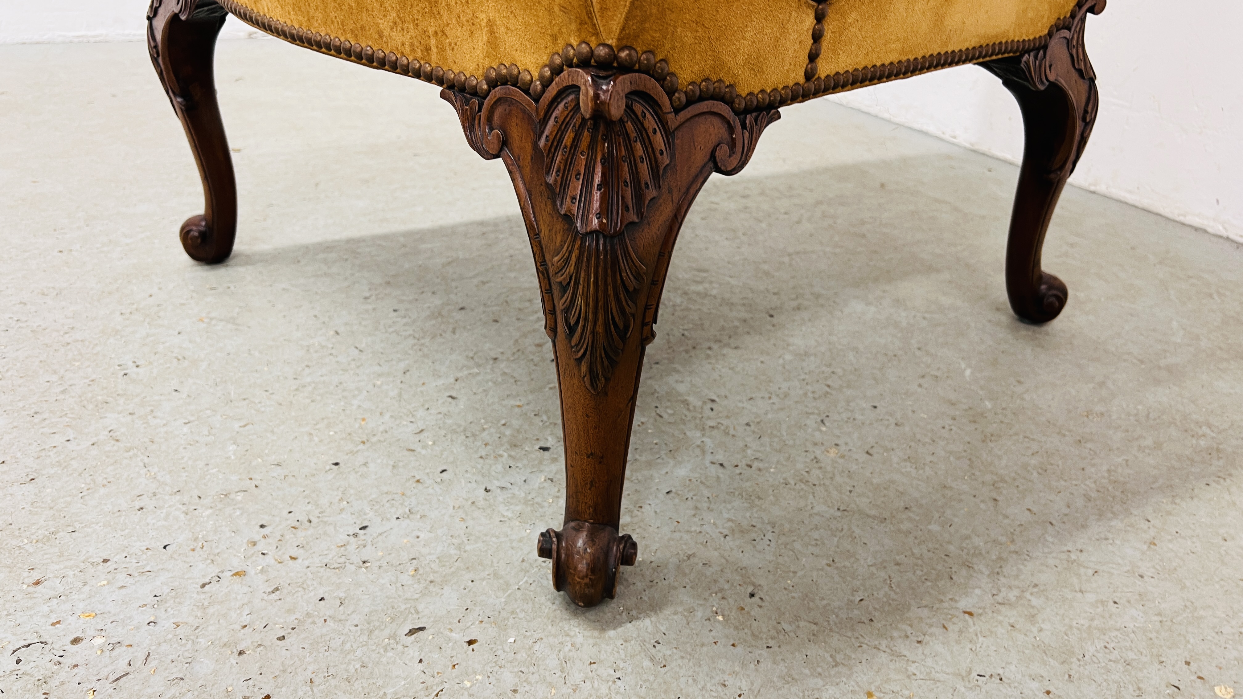 A GEORGE III GAINSBOROUGH CHAIR NOW COVERED IN LEATHER ON CABRIOLE LEGS TERMINATING IN SCROLL FEET. - Image 4 of 12