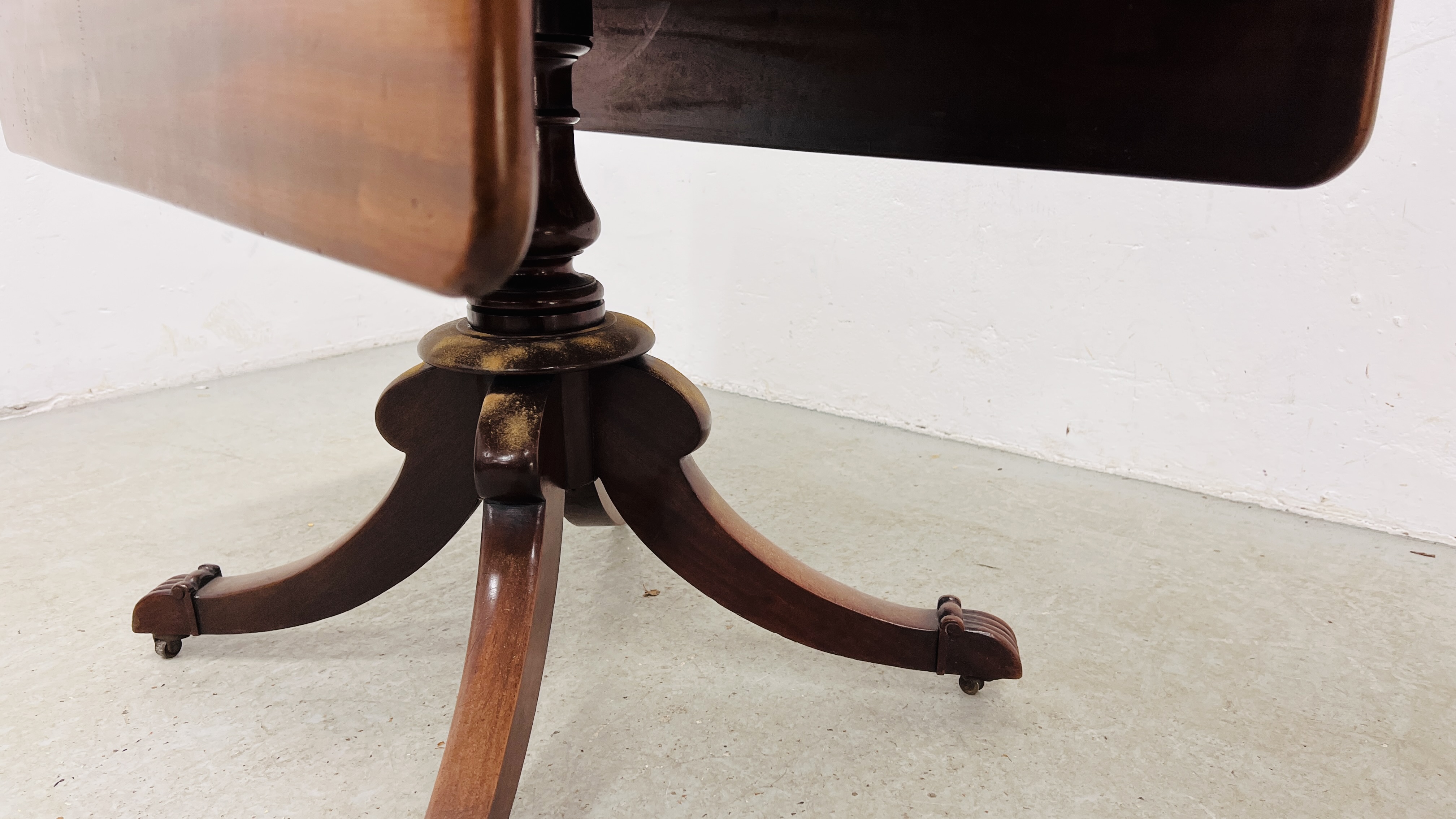 A REGENCY MAHOGANY DROP LEAF PEDESTAL TABLE ON HIPPED OUTSWEPT LEGS, WIDTH 102CM. - Image 10 of 17