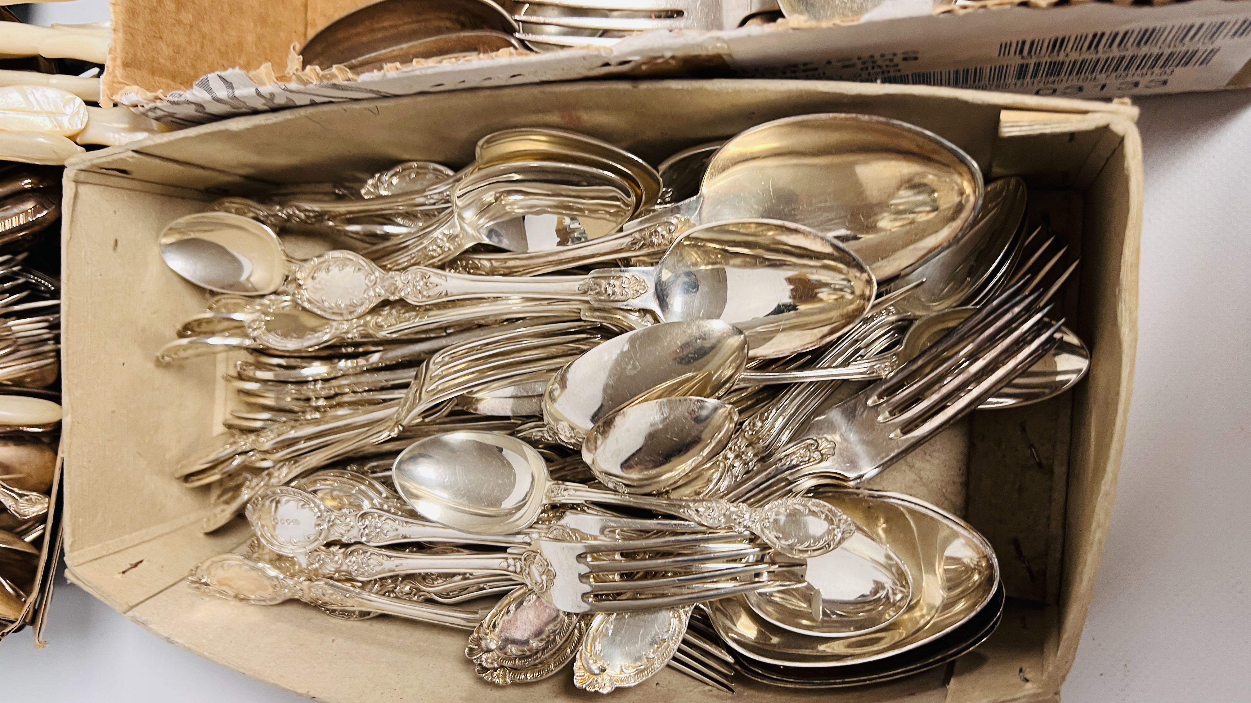 AN EXTENSIVE COLLECTION OF ASSORTED LOOSE SILVER PLATED CUTLERY IN 6 BOXES - Image 3 of 7