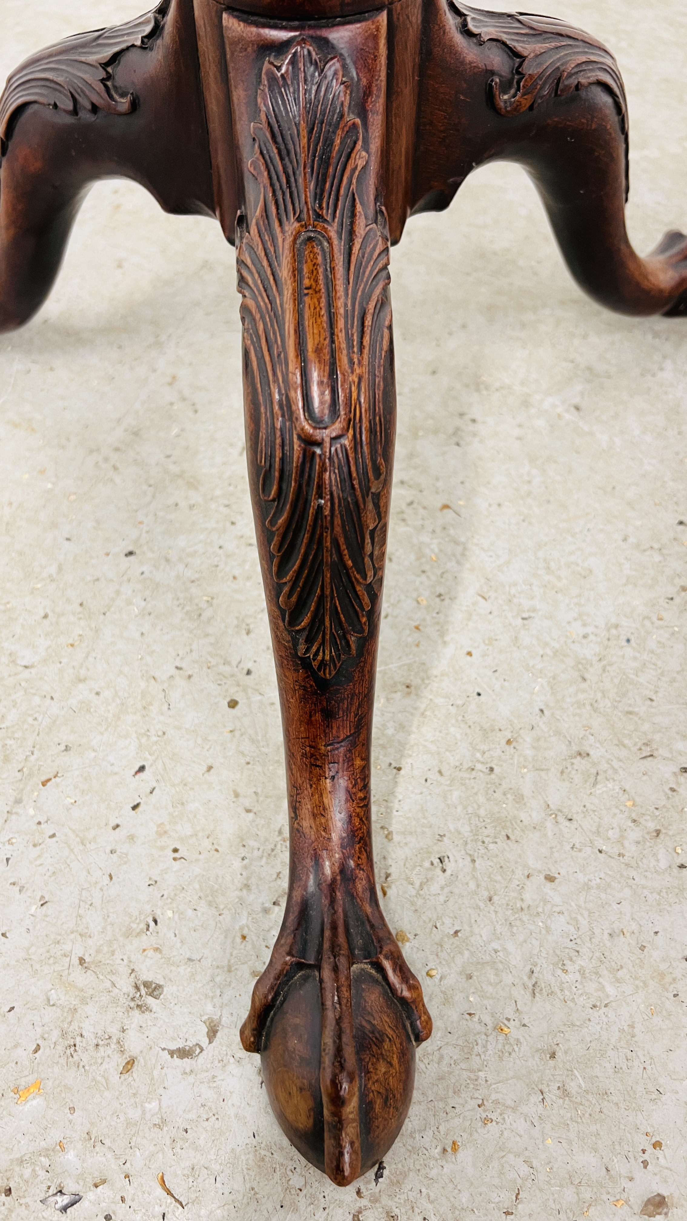 A GEORGE III MAHOGANY LOBED TRAY TOP PEDESTAL TABLE WITH TILT TOP ACTION ON CARVED TRIPOD BASE, - Image 5 of 11