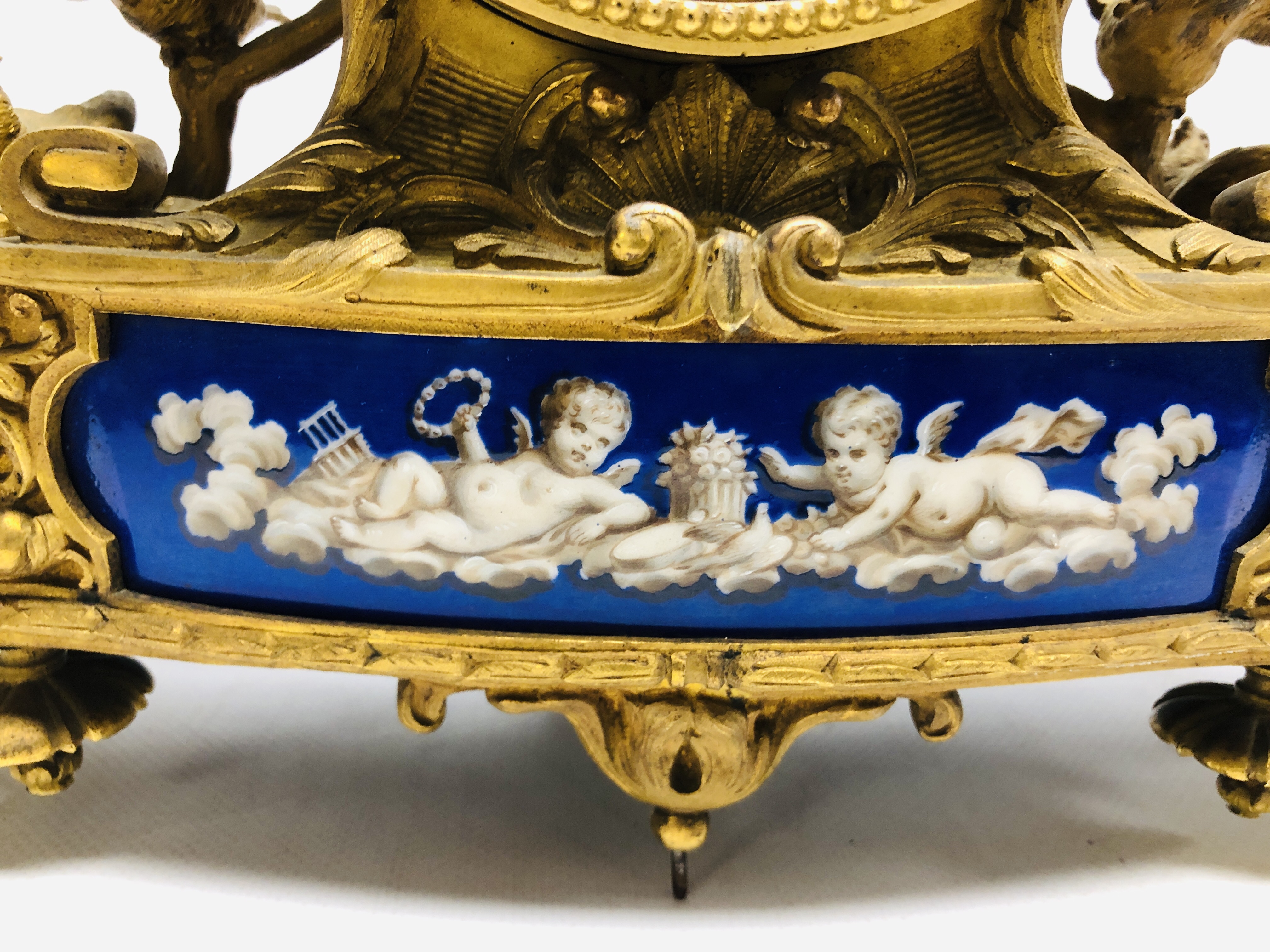 AN ORNATE BRASS MANTEL CLOCK WITH ENAMELLED CHERUB DETAILED PANEL AND NESTING BIRDS STANDING ON A - Image 7 of 15