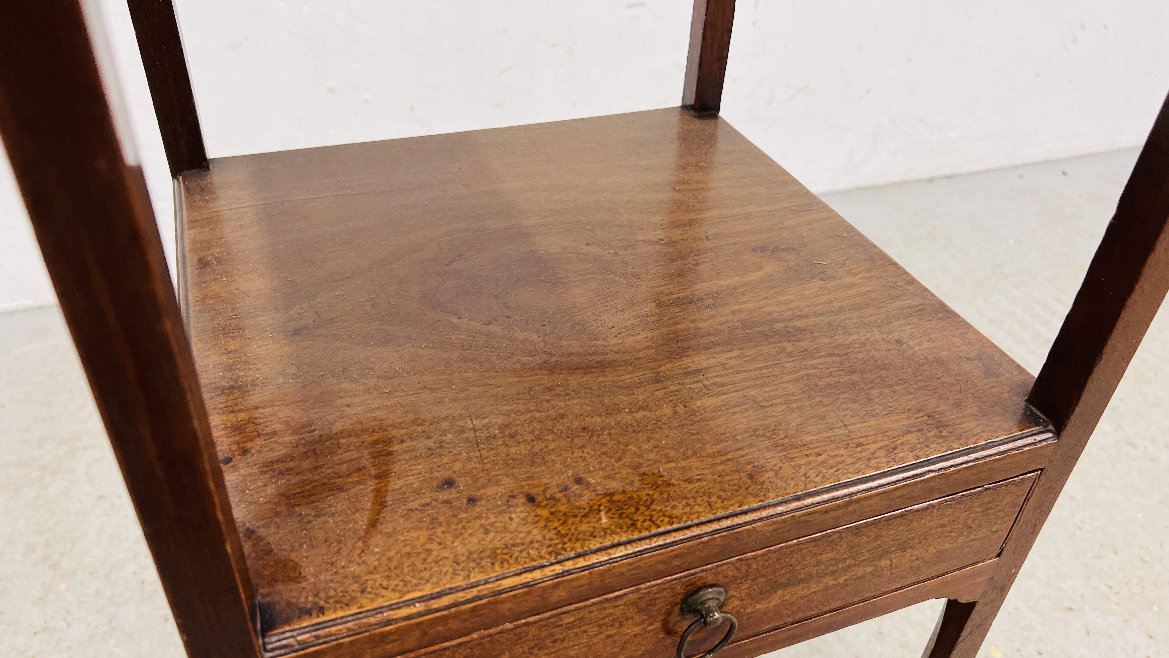 A GEORGE III MAHOGANY SQUARE WASHSTAND WITH LATER TOP 36 X 36 X 77CM. - Image 6 of 9